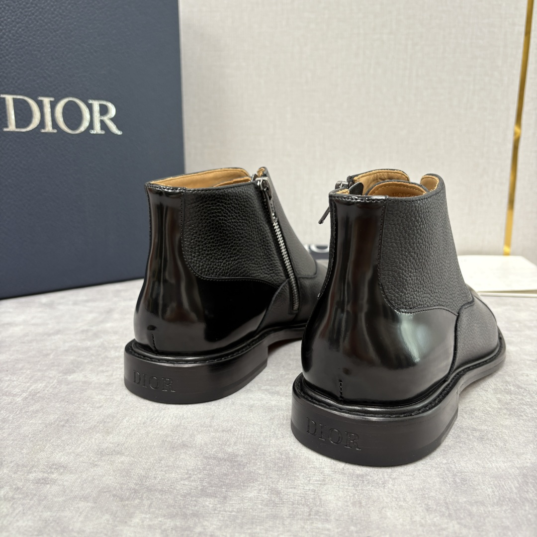 💋💍CD家新品 Dio*r 迪-奥 男士拼接短靴 中帮皮靴 它将质感、设计与实用性融为一体：作为品牌高端