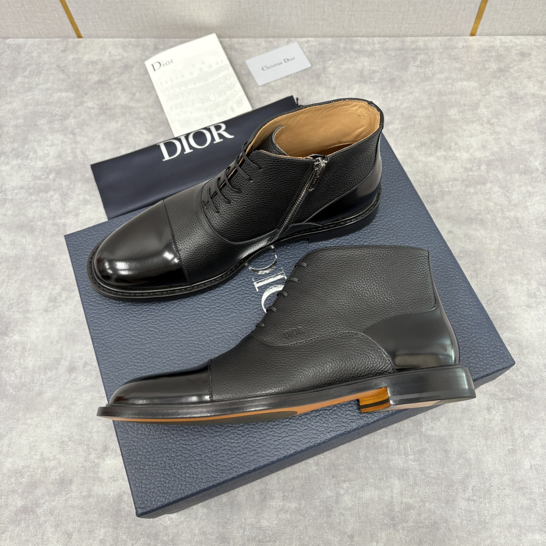💋💍CD家新品 Dio*r 迪-奥 男士拼接短靴 中帮皮靴 它将质感、设计与实用性融为一体：作为品牌高端