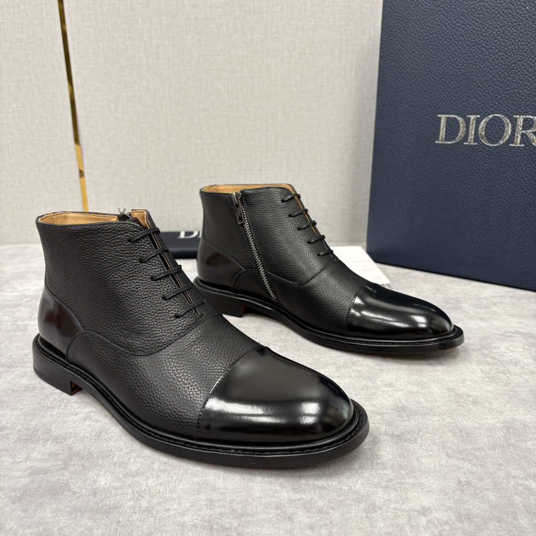 💋💍CD家新品 Dio*r 迪-奥 男士拼接短靴 中帮皮靴 它将质感、设计与实用性融为一体：作为品牌高端