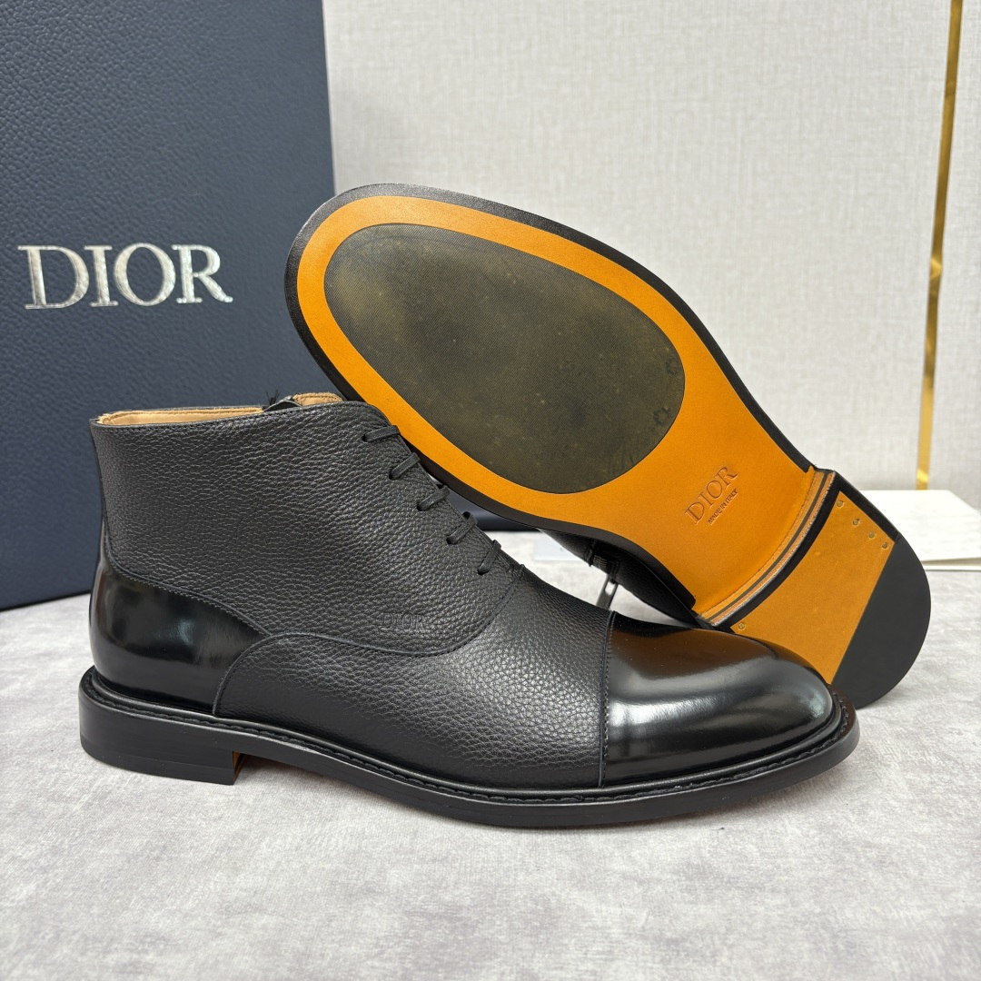 💋💍CD家新品 Dio*r 迪-奥 男士拼接短靴 中帮皮靴 它将质感、设计与实用性融为一体：作为品牌高端