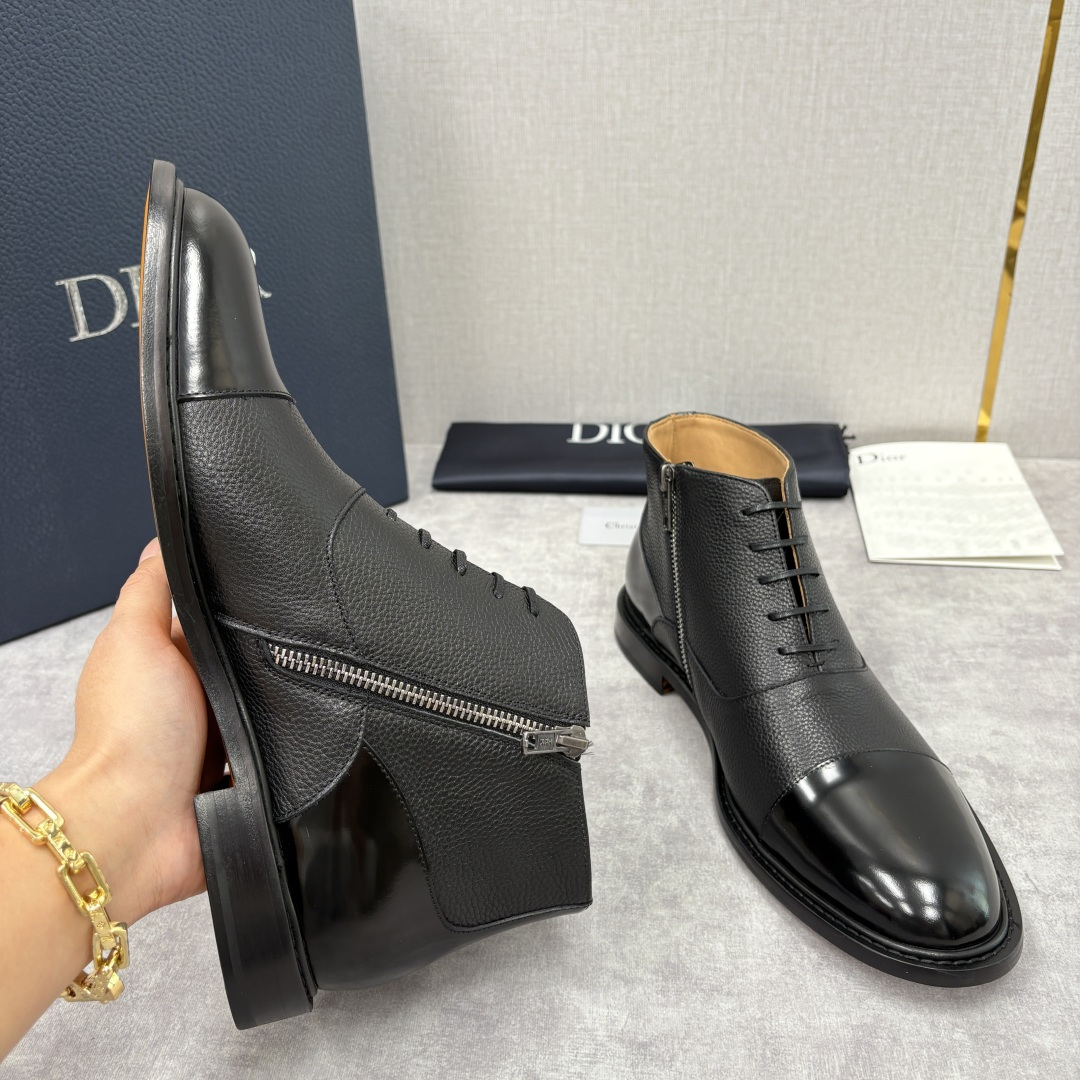 💋💍CD家新品 Dio*r 迪-奥 男士拼接短靴 中帮皮靴 它将质感、设计与实用性融为一体：作为品牌高端