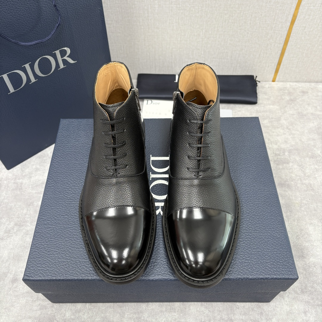 💋💍CD家新品 Dio*r 迪-奥 男士拼接短靴 中帮皮靴 它将质感、设计与实用性融为一体：作为品牌高端