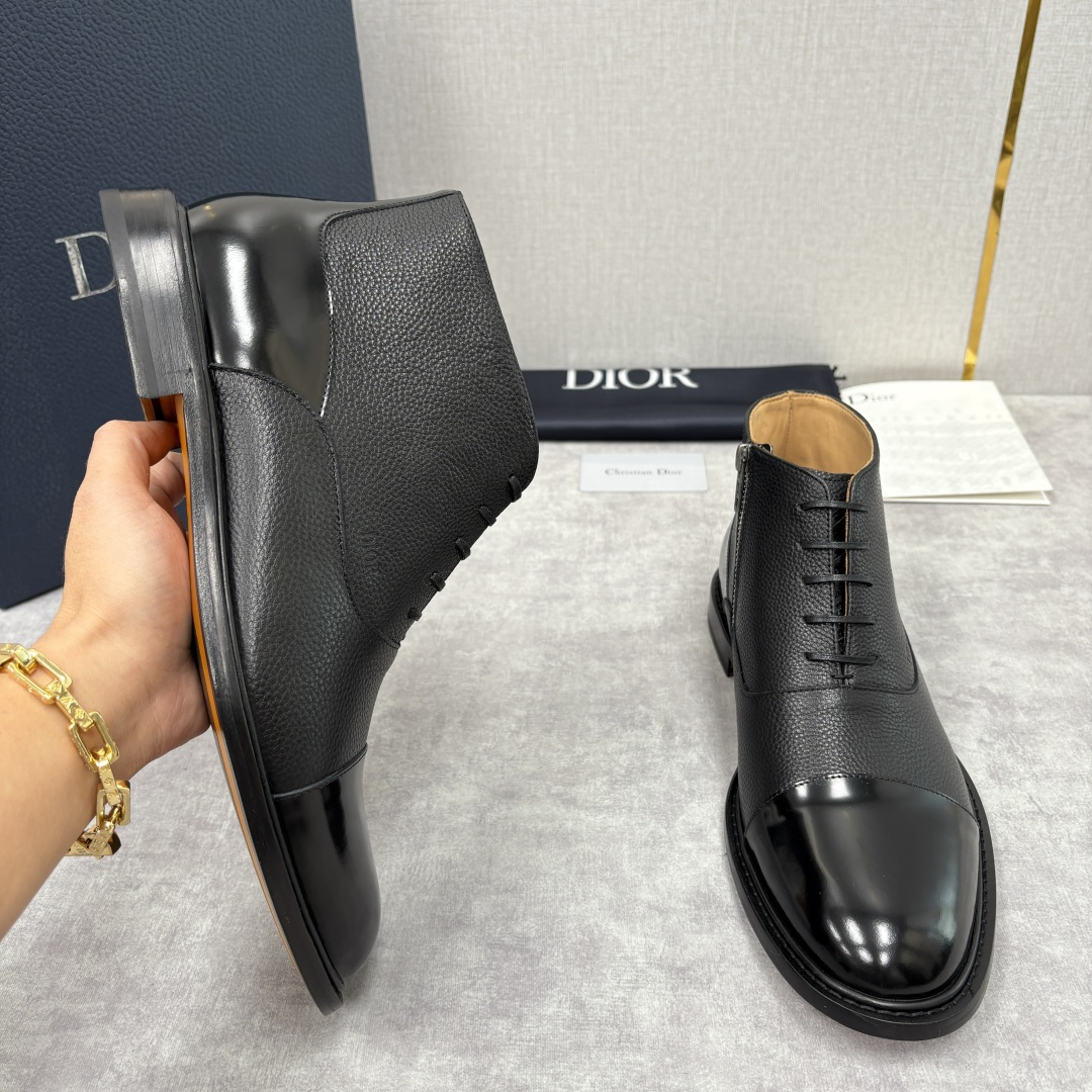 💋💍CD家新品 Dio*r 迪-奥 男士拼接短靴 中帮皮靴 它将质感、设计与实用性融为一体：作为品牌高端