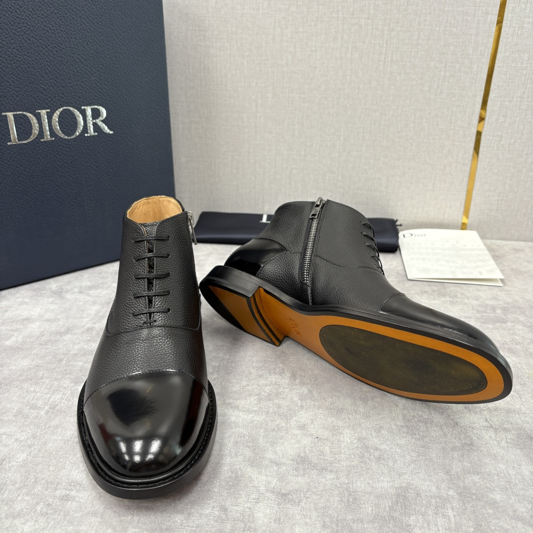 💋💍CD家新品 Dio*r 迪-奥 男士拼接短靴 中帮皮靴 它将质感、设计与实用性融为一体：作为品牌高端