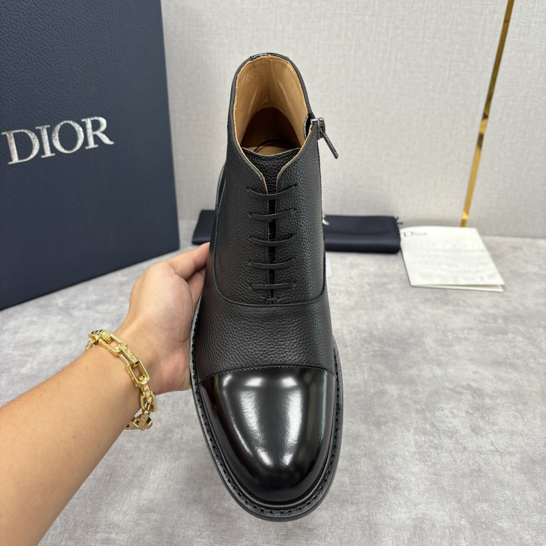 💋💍CD家新品 Dio*r 迪-奥 男士拼接短靴 中帮皮靴 它将质感、设计与实用性融为一体：作为品牌高端