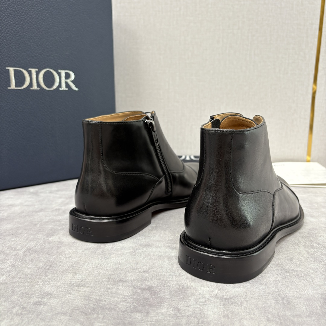 💋💍CD家新品 Dio*r 迪-奥 男士拼接短靴 中帮皮靴 它将质感、设计与实用性融为一体：作为品牌高端