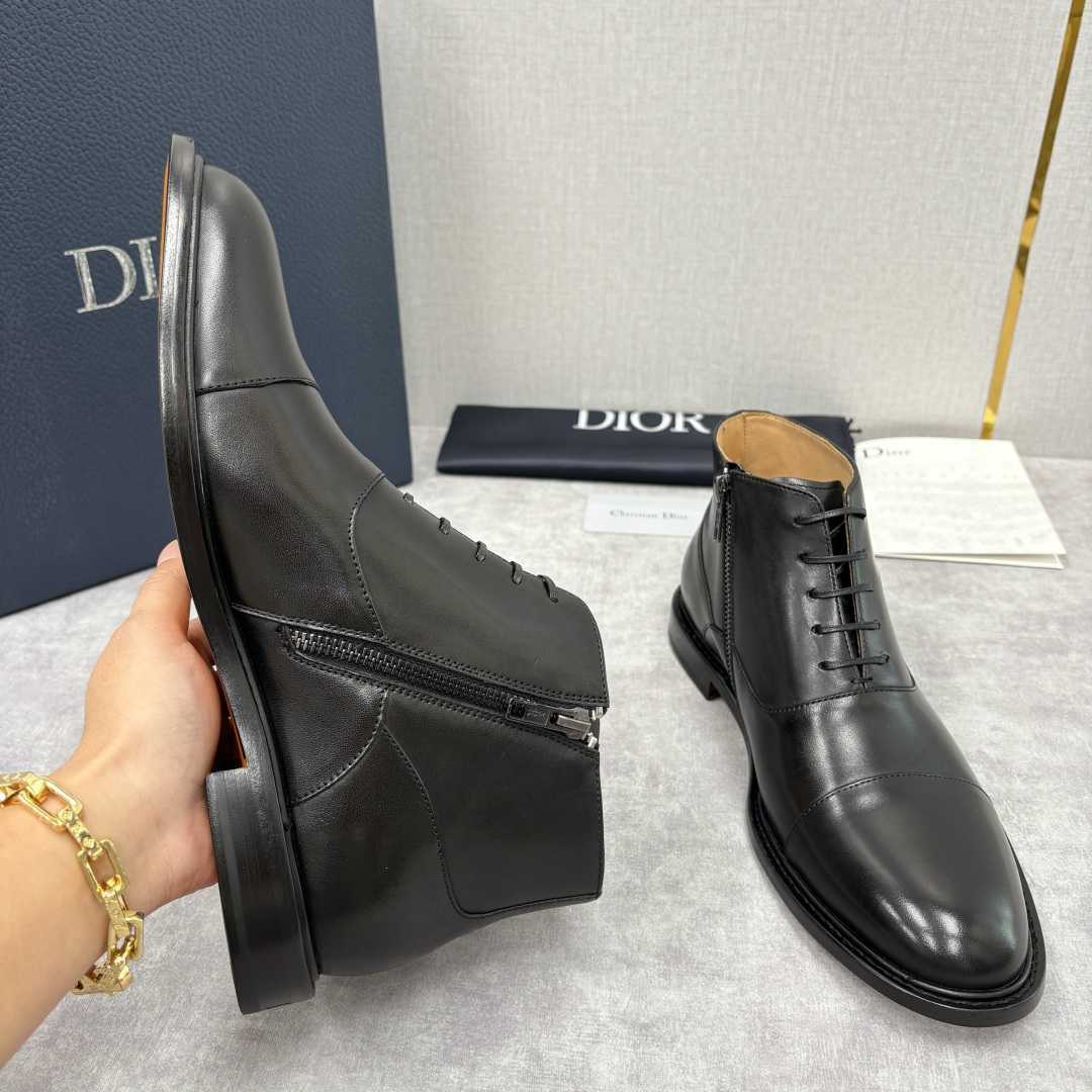 💋💍CD家新品 Dio*r 迪-奥 男士拼接短靴 中帮皮靴 它将质感、设计与实用性融为一体：作为品牌高端