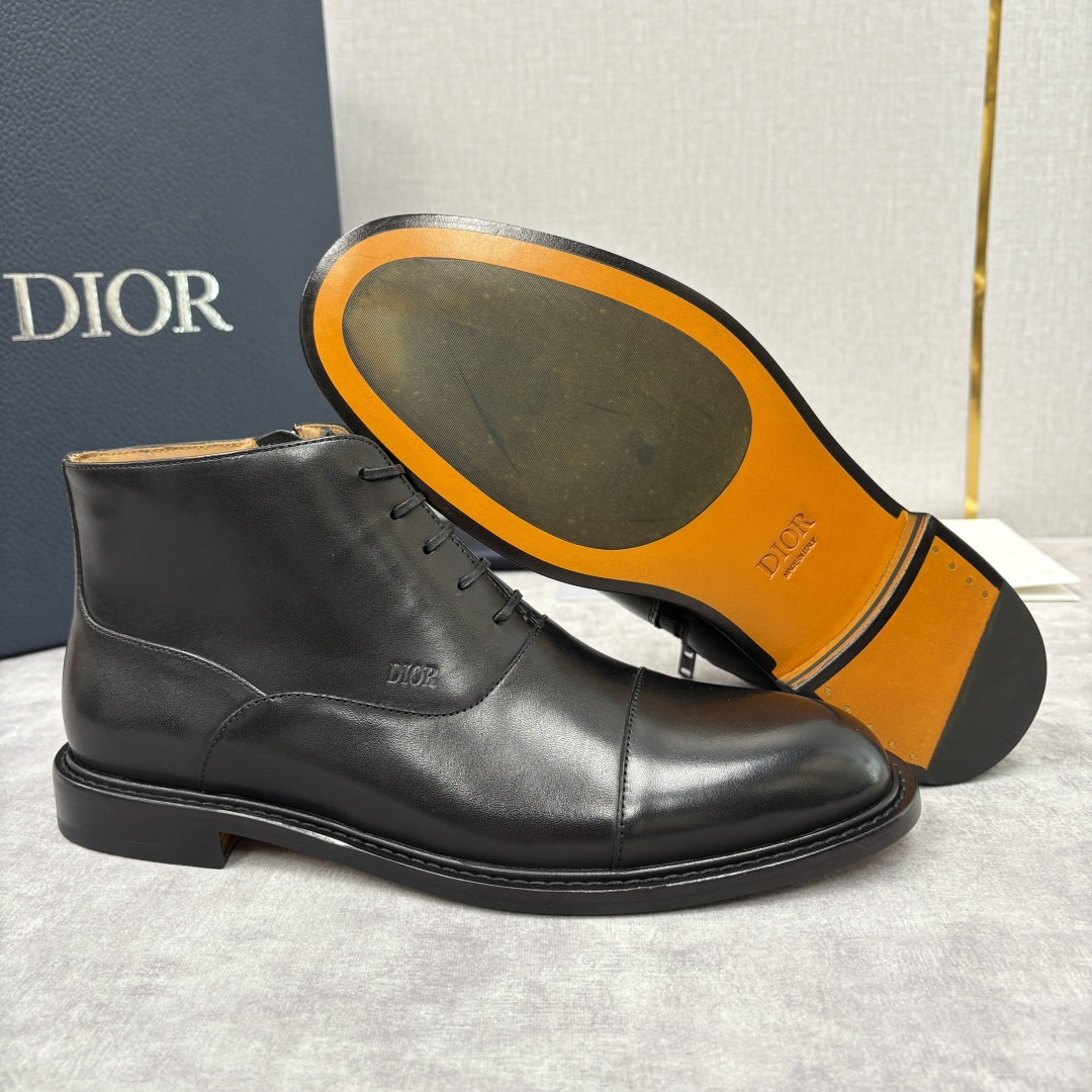 💋💍CD家新品 Dio*r 迪-奥 男士拼接短靴 中帮皮靴 它将质感、设计与实用性融为一体：作为品牌高端