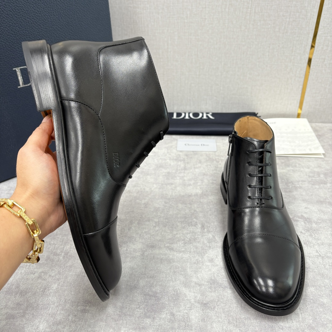 💋💍CD家新品 Dio*r 迪-奥 男士拼接短靴 中帮皮靴 它将质感、设计与实用性融为一体：作为品牌高端