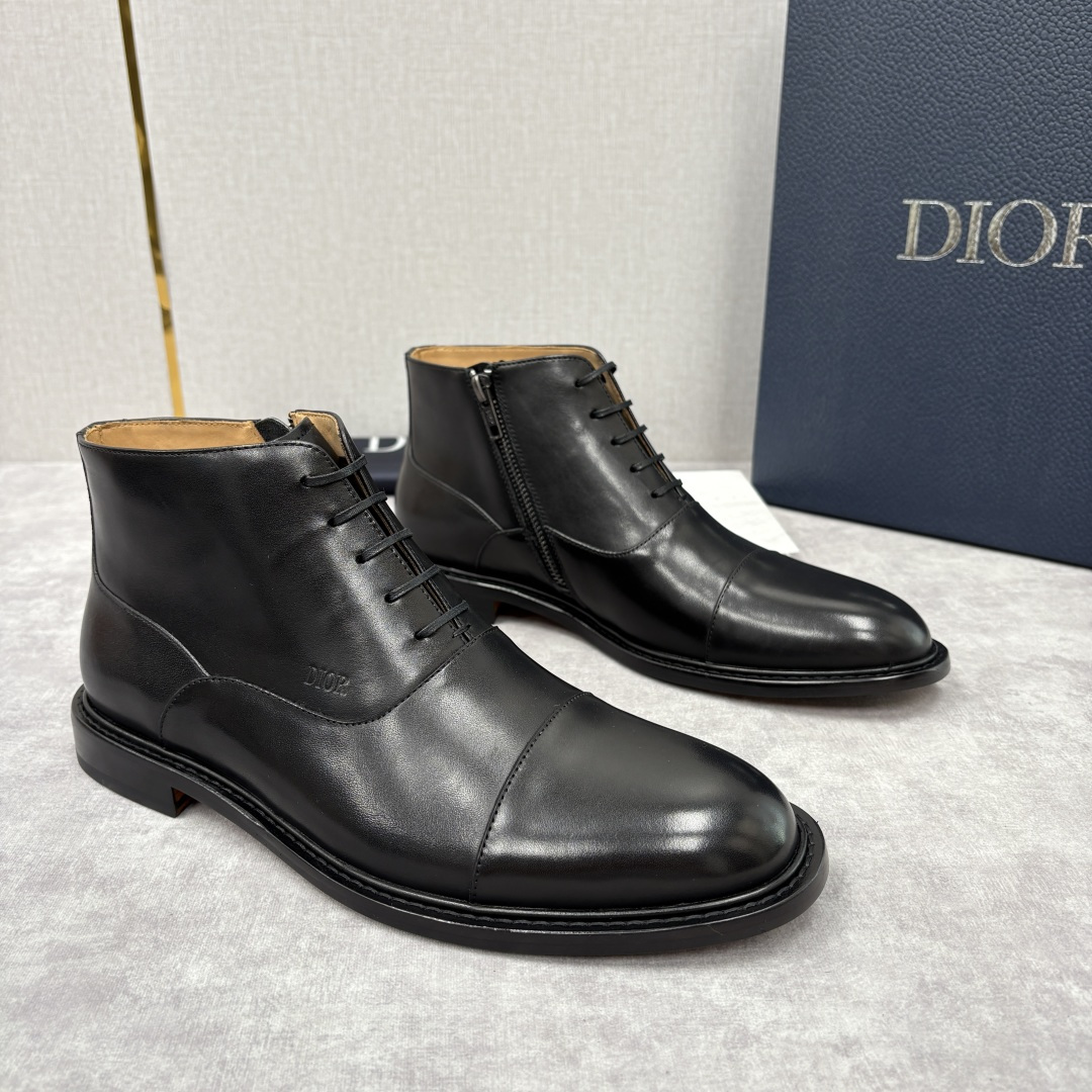 💋💍CD家新品 Dio*r 迪-奥 男士拼接短靴 中帮皮靴 它将质感、设计与实用性融为一体：作为品牌高端