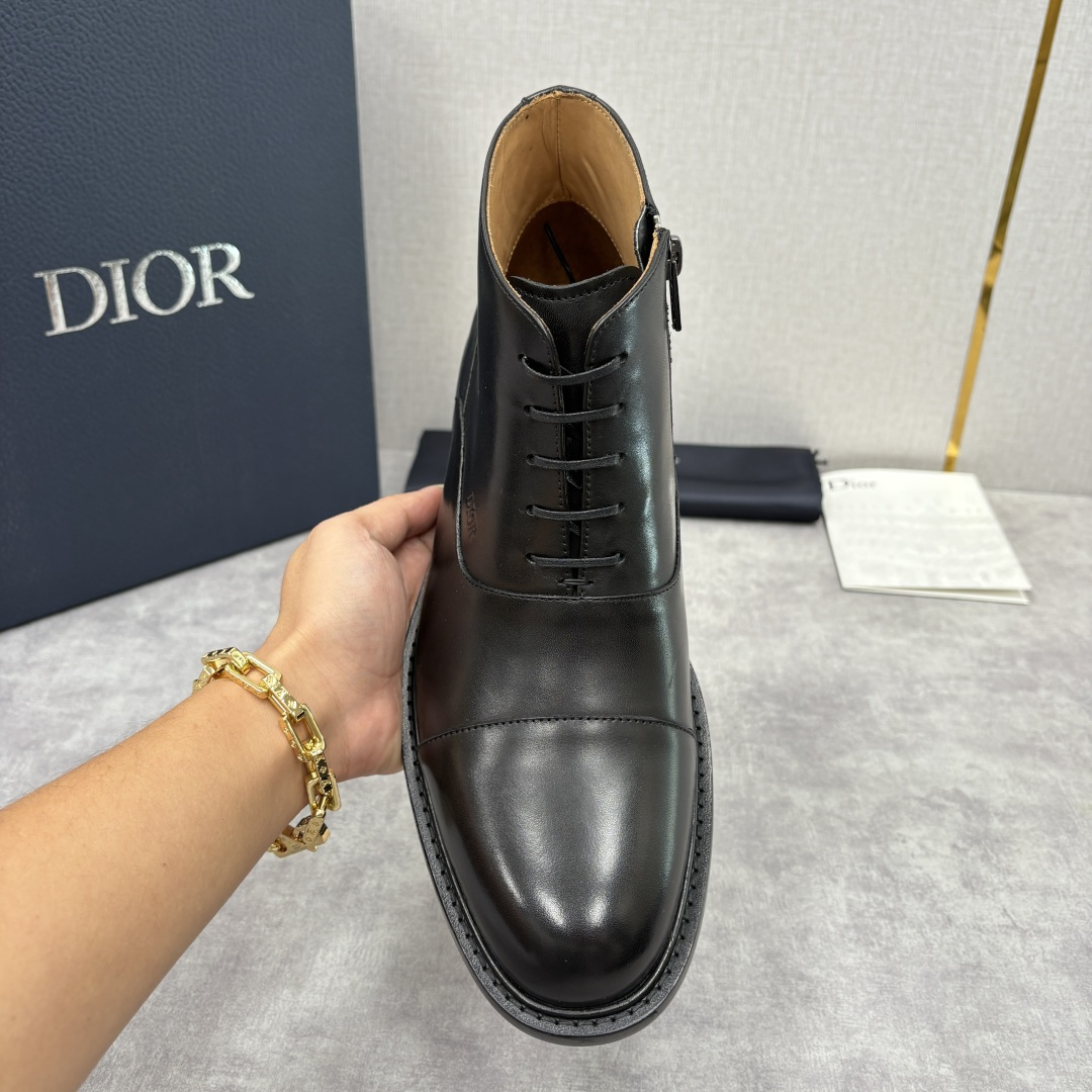 💋💍CD家新品 Dio*r 迪-奥 男士拼接短靴 中帮皮靴 它将质感、设计与实用性融为一体：作为品牌高端
