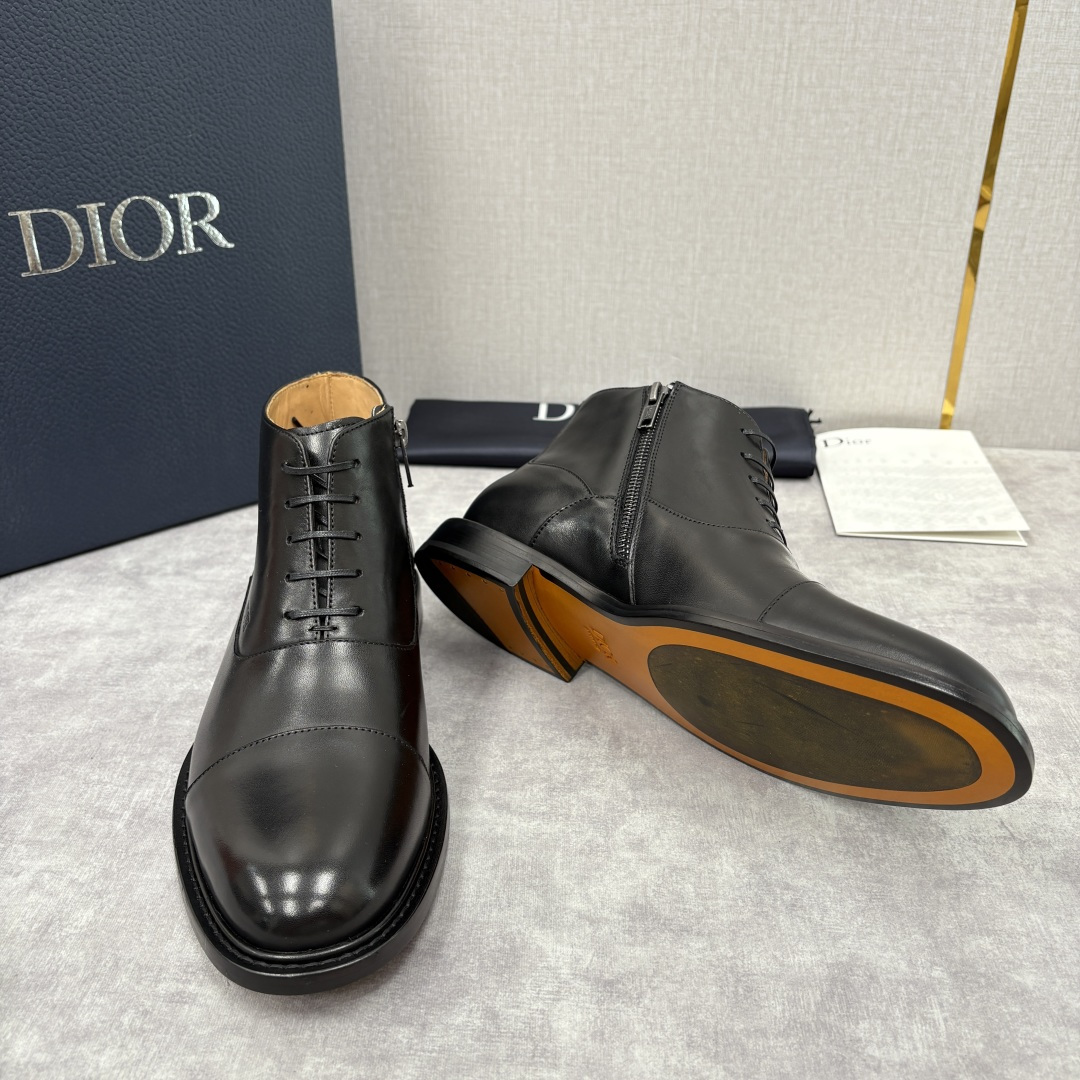 💋💍CD家新品 Dio*r 迪-奥 男士拼接短靴 中帮皮靴 它将质感、设计与实用性融为一体：作为品牌高端