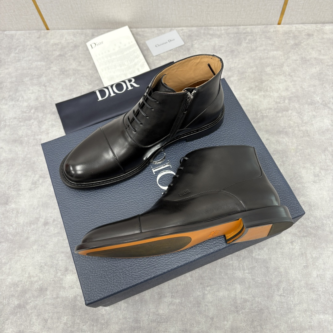 💋💍CD家新品 Dio*r 迪-奥 男士拼接短靴 中帮皮靴 它将质感、设计与实用性融为一体：作为品牌高端