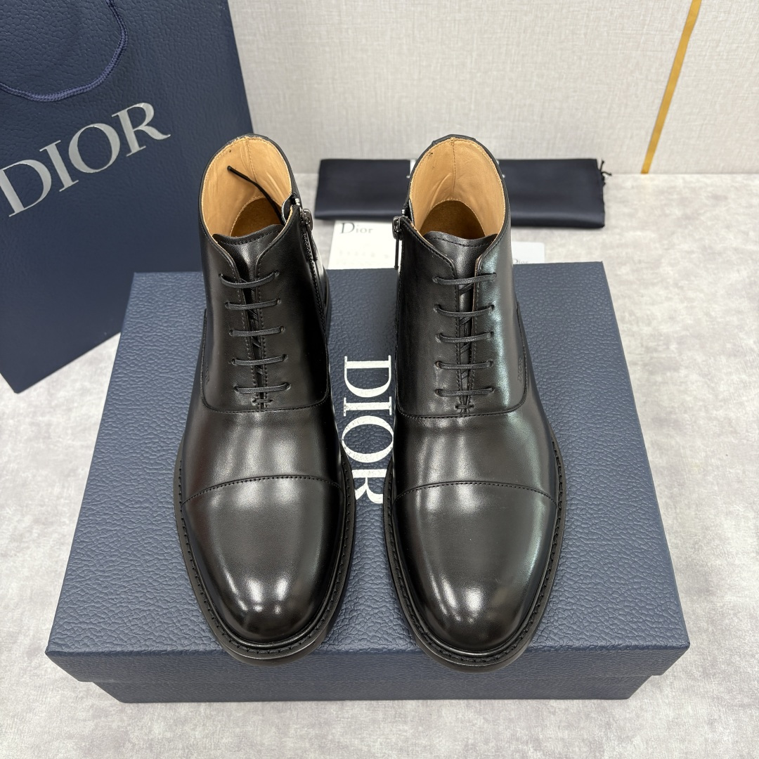 💋💍CD家新品 Dio*r 迪-奥 男士拼接短靴 中帮皮靴 它将质感、设计与实用性融为一体：作为品牌高端