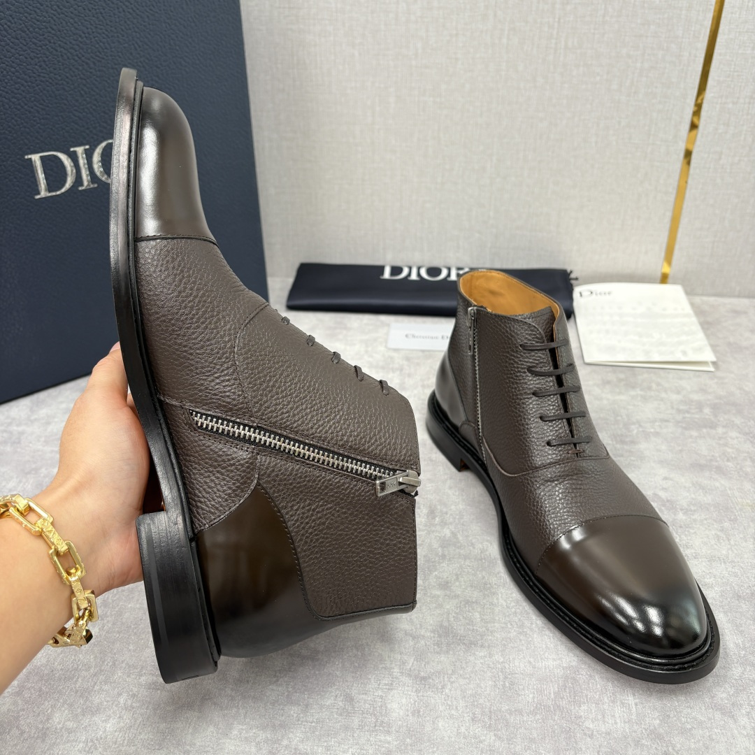 💋💍CD家新品 Dio*r 迪-奥 男士拼接短靴 中帮皮靴 它将质感、设计与实用性融为一体：作为品牌高端