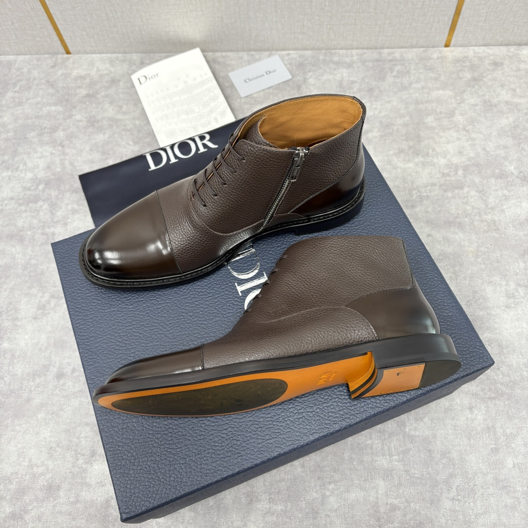 💋💍CD家新品 Dio*r 迪-奥 男士拼接短靴 中帮皮靴 它将质感、设计与实用性融为一体：作为品牌高端