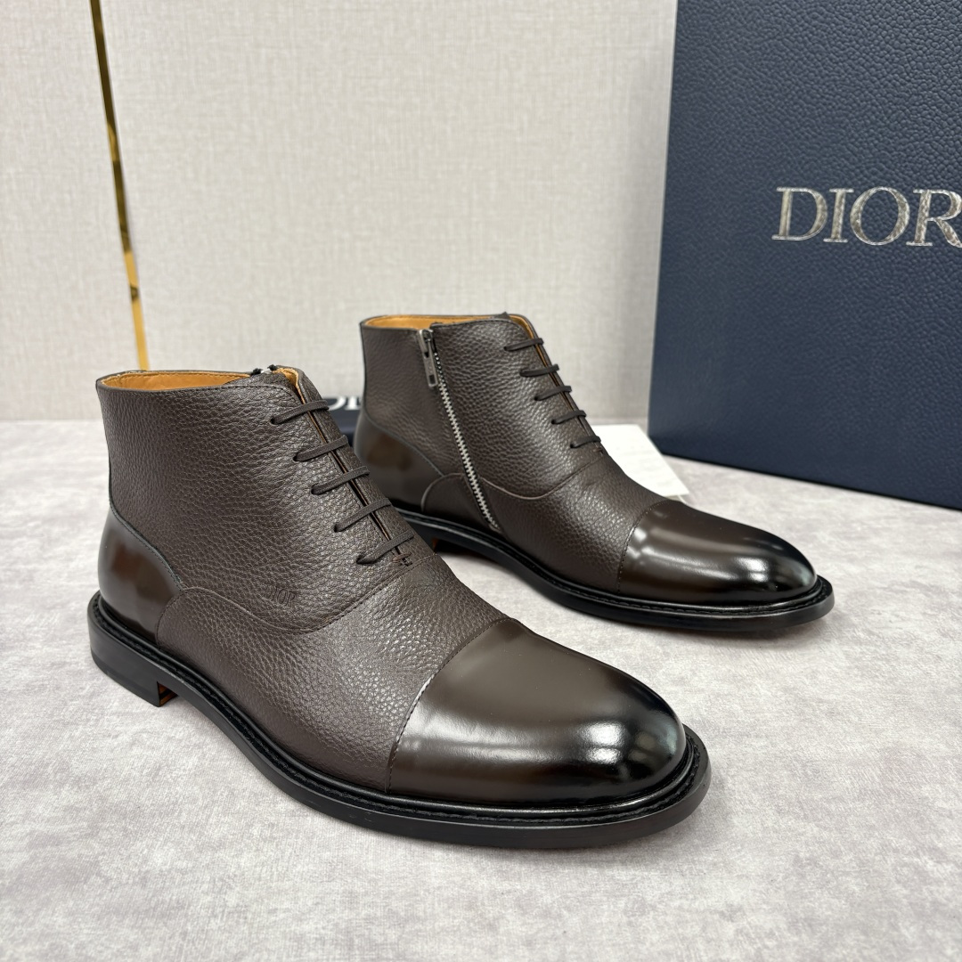 💋💍CD家新品 Dio*r 迪-奥 男士拼接短靴 中帮皮靴 它将质感、设计与实用性融为一体：作为品牌高端