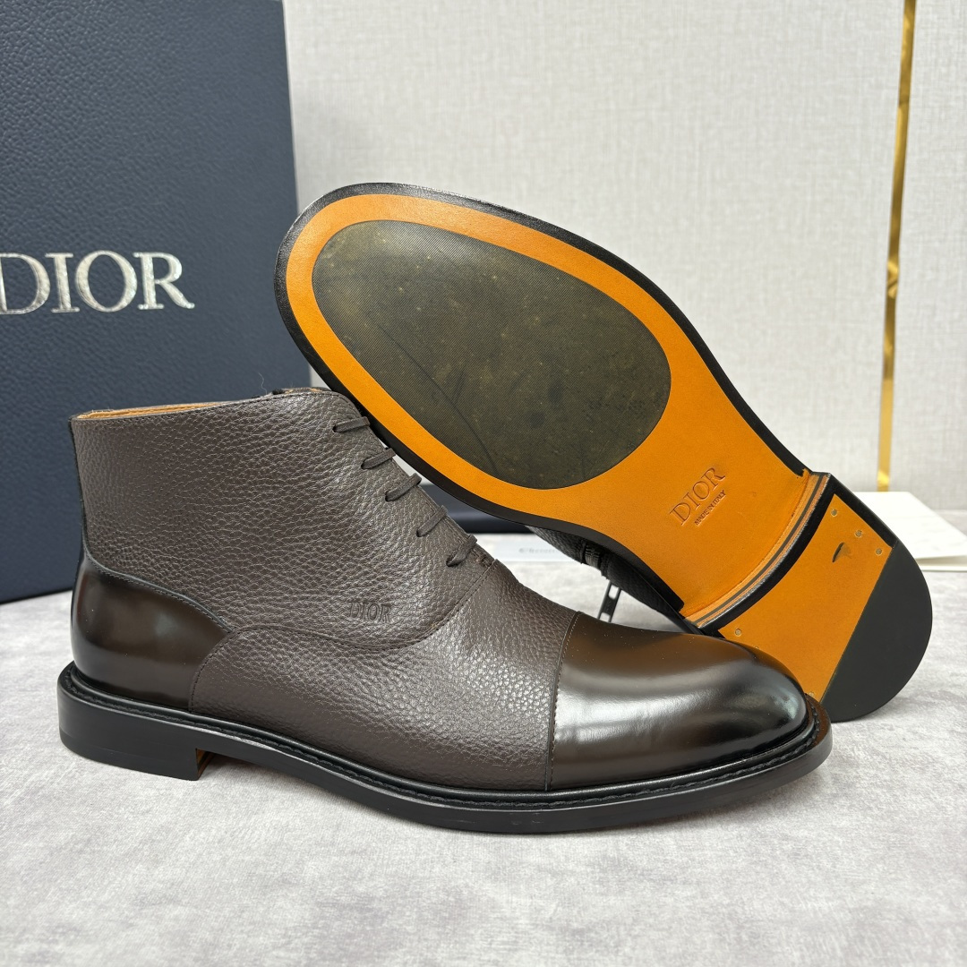 💋💍CD家新品 Dio*r 迪-奥 男士拼接短靴 中帮皮靴 它将质感、设计与实用性融为一体：作为品牌高端