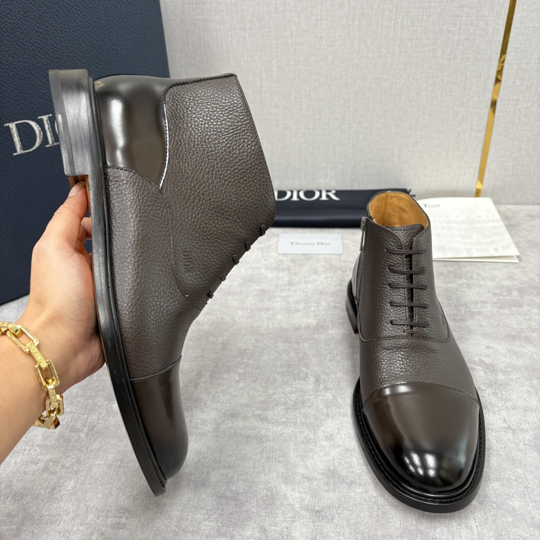 💋💍CD家新品 Dio*r 迪-奥 男士拼接短靴 中帮皮靴 它将质感、设计与实用性融为一体：作为品牌高端