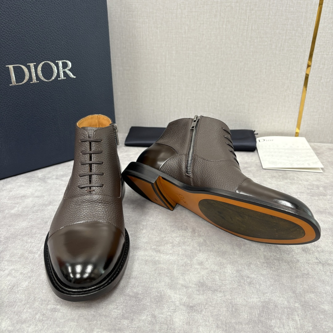 💋💍CD家新品 Dio*r 迪-奥 男士拼接短靴 中帮皮靴 它将质感、设计与实用性融为一体：作为品牌高端