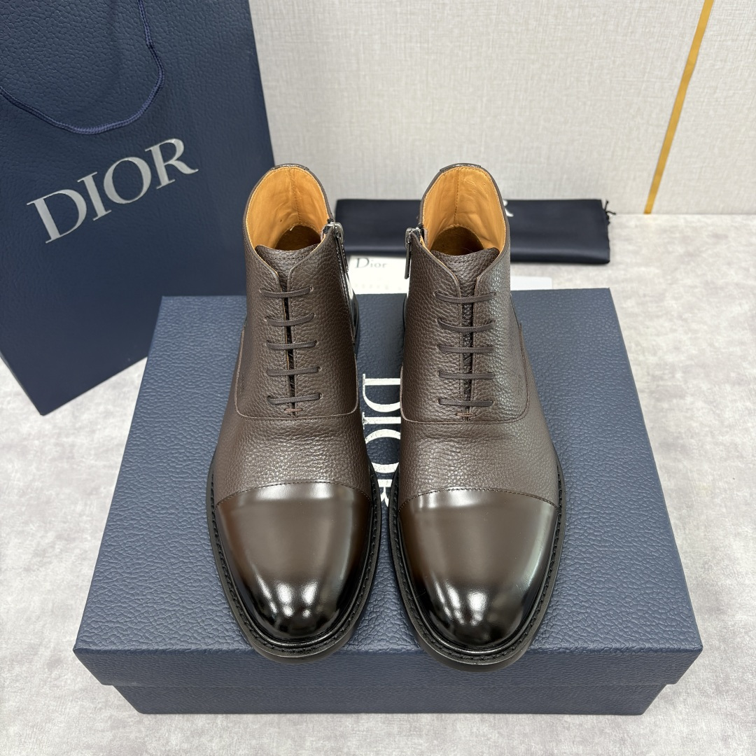 💋💍CD家新品 Dio*r 迪-奥 男士拼接短靴 中帮皮靴 它将质感、设计与实用性融为一体：作为品牌高端
