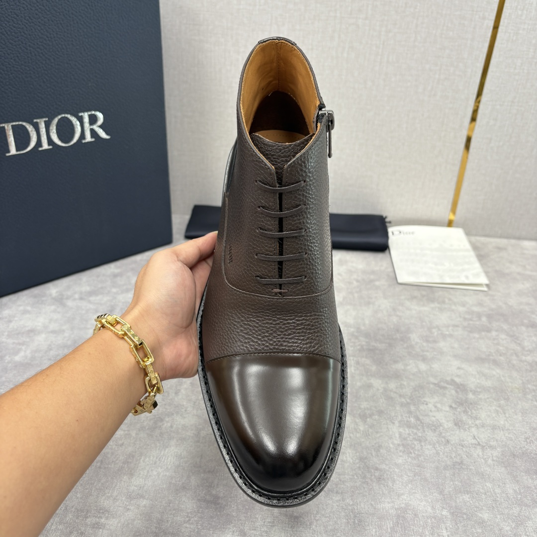 💋💍CD家新品 Dio*r 迪-奥 男士拼接短靴 中帮皮靴 它将质感、设计与实用性融为一体：作为品牌高端