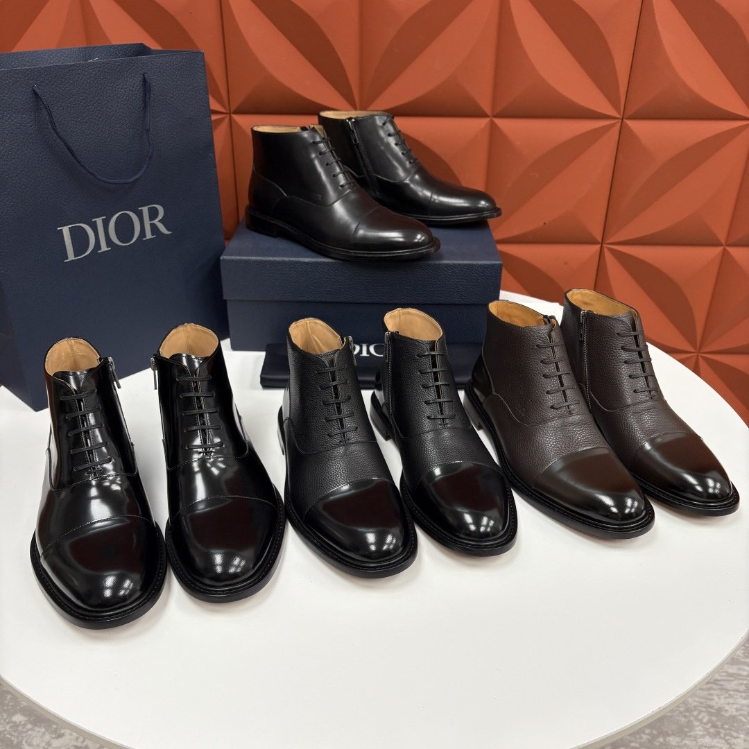 💋💍CD家新品 Dio*r 迪-奥 男士拼接短靴 中帮皮靴 它将质感、设计与实用性融为一体：作为品牌高端