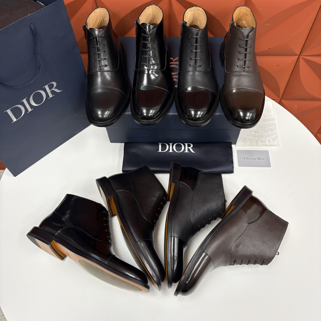 💋💍CD家新品 Dio*r 迪-奥 男士拼接短靴 中帮皮靴 它将质感、设计与实用性融为一体：作为品牌高端