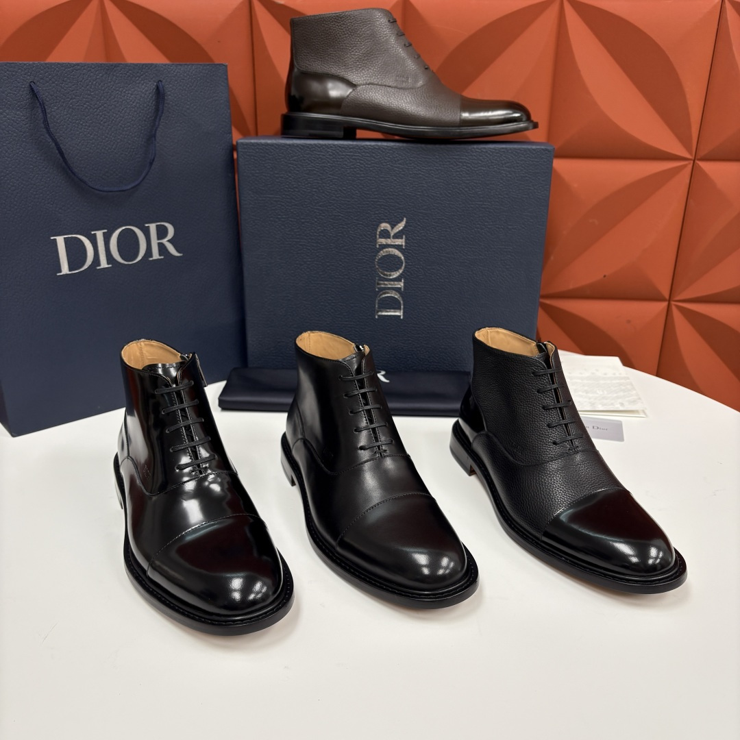 💋💍CD家新品 Dio*r 迪-奥 男士拼接短靴 中帮皮靴 它将质感、设计与实用性融为一体：作为品牌高端