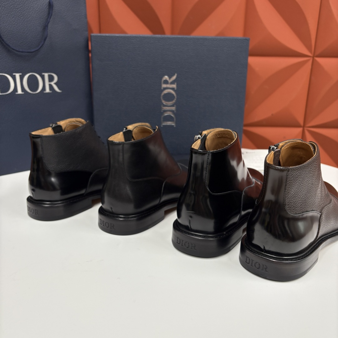 💋💍CD家新品 Dio*r 迪-奥 男士拼接短靴 中帮皮靴 它将质感、设计与实用性融为一体：作为品牌高端