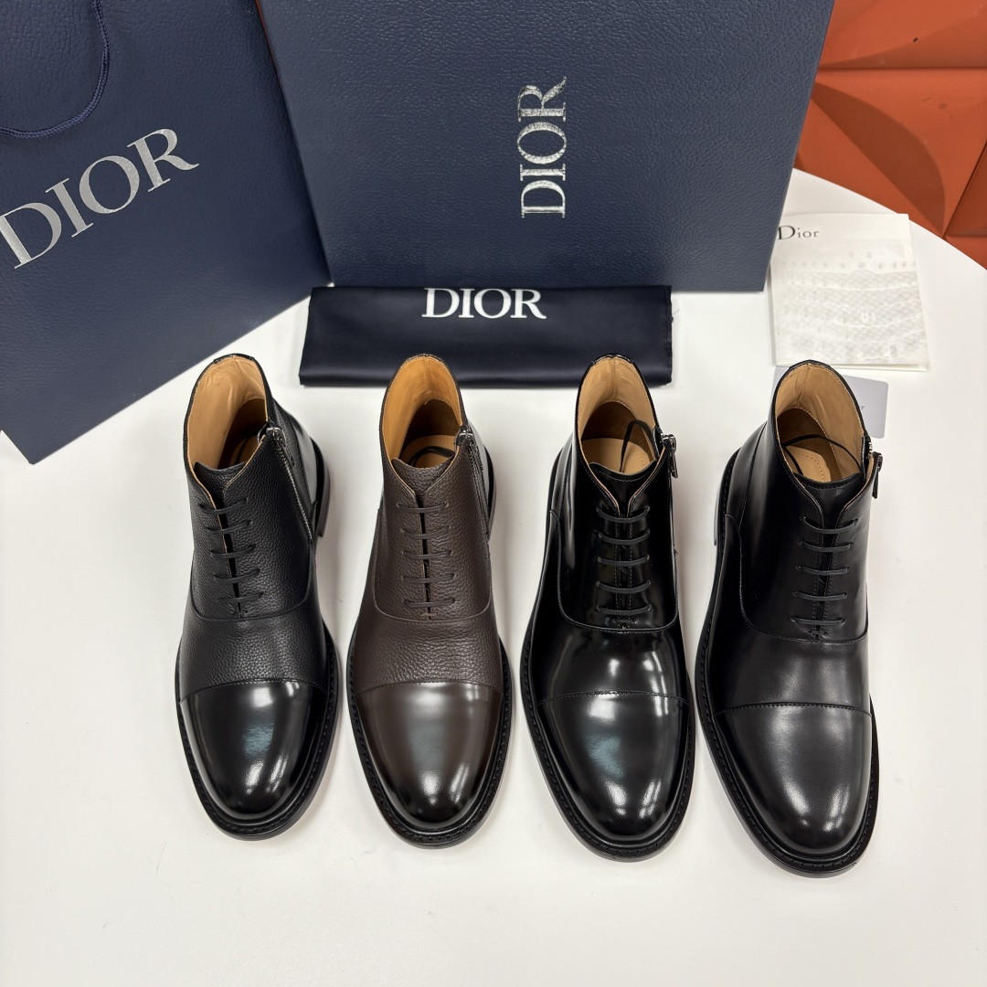💋💍CD家新品 Dio*r 迪-奥 男士拼接短靴 中帮皮靴 它将质感、设计与实用性融为一体：作为品牌高端