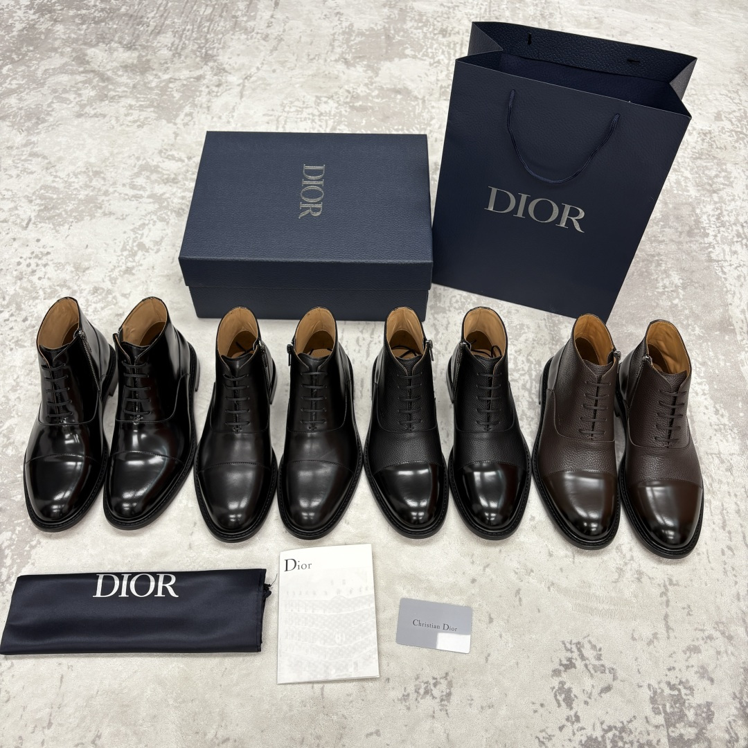 💋💍CD家新品 Dio*r 迪-奥 男士拼接短靴 中帮皮靴 它将质感、设计与实用性融为一体：作为品牌高端
