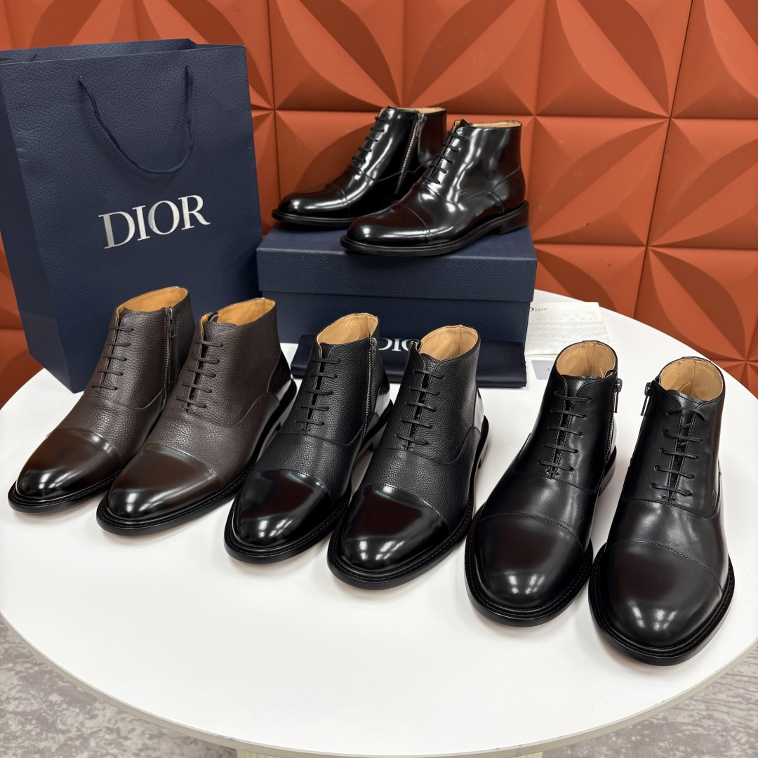 💋💍CD家新品 Dio*r 迪-奥 男士拼接短靴 中帮皮靴 它将质感、设计与实用性融为一体：作为品牌高端