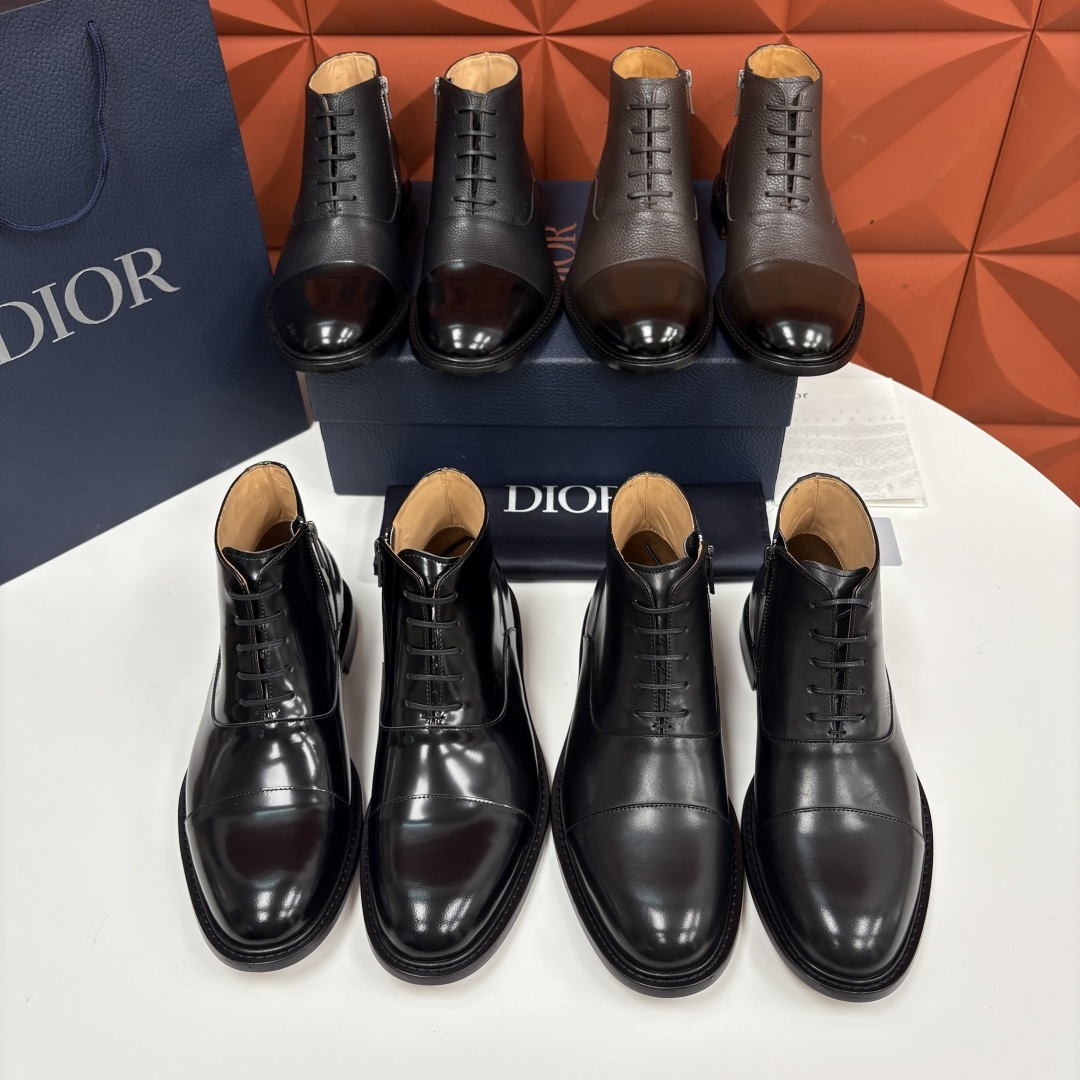 💋💍CD家新品 Dio*r 迪-奥 男士拼接短靴 中帮皮靴 它将质感、设计与实用性融为一体：作为品牌高端