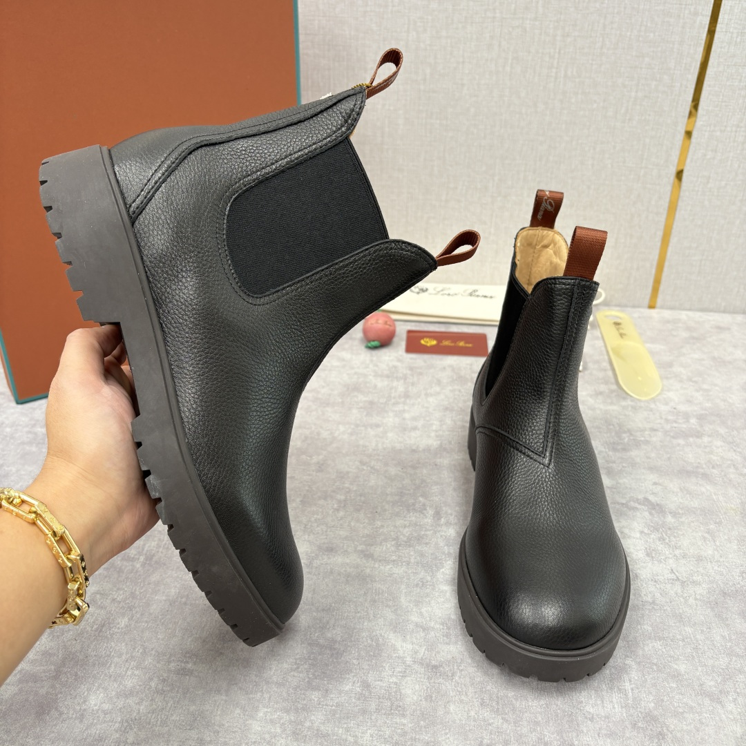 💋💍LP家 新品皮靴 Loro Pian* 诺悠*翩雅 切尔西男靴 把顶奢面料与实用设计揉进经典靴型里，