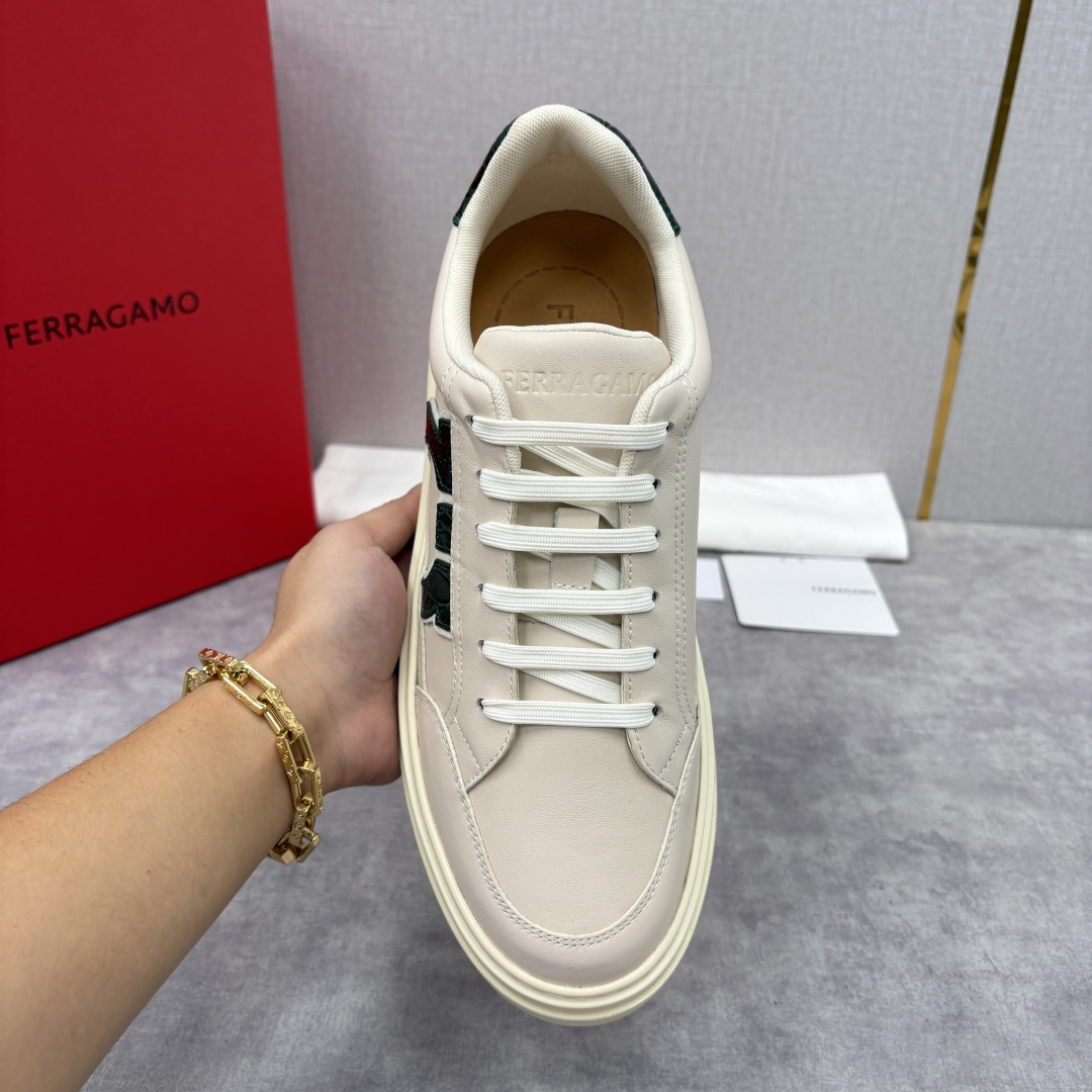 💋💍SF 菲拉～ 新款异型嵌饰休闲鞋板鞋 官方 7,300 这款休闲鞋风格低调，多元素拼接撞色设计搭配 