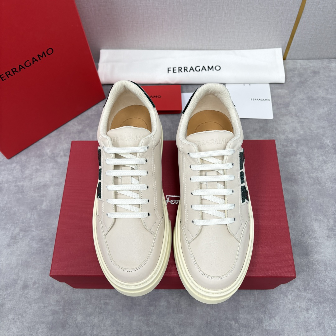 💋💍SF 菲拉～ 新款异型嵌饰休闲鞋板鞋 官方 7,300 这款休闲鞋风格低调，多元素拼接撞色设计搭配 