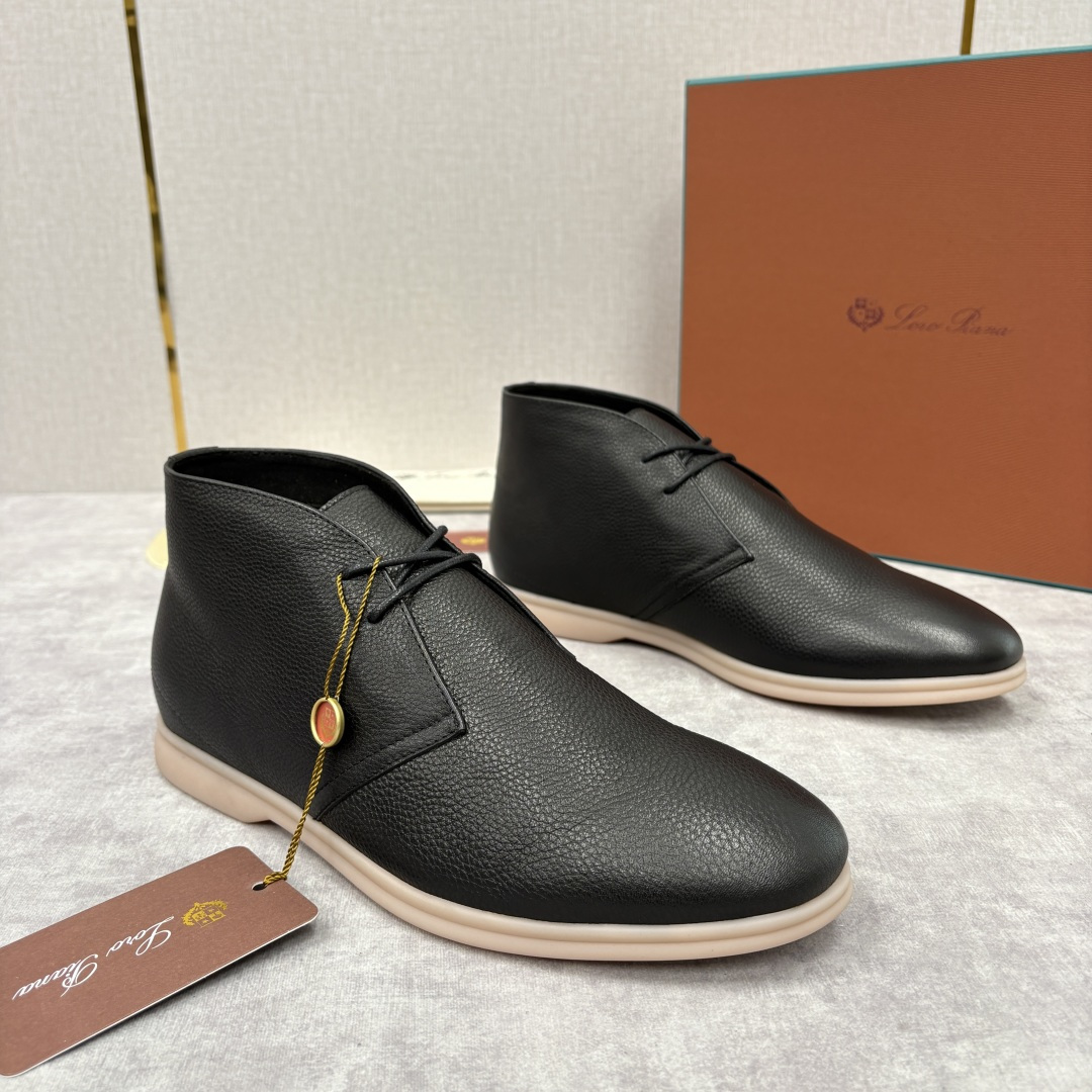 NO:589799,LP's new products are on sale. Loro Pian*'s classic short boots, Desert Boots, are made of pebbled cowhide/high mercerized suede cowhide, 'comfort is welded into the shoe'. The soles are soft and elastic to the touch of cotton, and the texture is non-slip and light. The shoe shape is a 'foot-binding but not squeezing' fit, and it is made of water-dyed cowhide while ensuring comfort. It is very suitable for creating sports and formal looks.  The original molded rubber sole is stamped on the heel and is personalized with the three-dimensional texture of the initials 'LP'. The front upper is threaded by hand. The high and low drop shapes of the lines make the entire shoe simple but not simple!  They are all low-saturated colors that can be worn with your eyes closed - no exaggerated color jumps, but can accurately match all autumn and winter items such as suits, jeans, cashmere pants, etc., and will not go out of style for ten years. It is a classic that combines 'texture, comfort, and durability'. Size39-44 (customized at 38.45.46),,loro piana,loro piana,boots,business suit,cowhide19860909LP 家新品发售 Loro Pian* 诺悠*翩雅 的经典款短靴 沙漠靴 此款沙漠靴系列采用荔枝纹牛皮/高丝光磨砂绒面牛皮革制成,把舒适焊在鞋里”,鞋底是软弹到踩棉花的脚感,纹路防滑又轻便；鞋型是“裹脚但不挤脚”的贴合度,水染牛皮打造 同时确保穿着的舒适.非常适合于打造运动和正装造型. 原版开模橡胶鞋底 后跟压印个性化装饰着 「LP」首字母立体纹理 前部鞋面采用手工穿线而成 线条的高低落差造型 使得整个鞋子简约而不简单 ！ 全是“闭眼搭不翻车”的低饱和色系——没有浮夸跳色,却能精准适配西装、牛仔、羊绒裤等所有秋冬单品,穿十年都不会过时.是把“质感、舒适、耐看”揉在一起的经典. Size39-44（38.45.46定做）,,loro piana,loro piana,boots,business suit,cowhide,Men's shoes