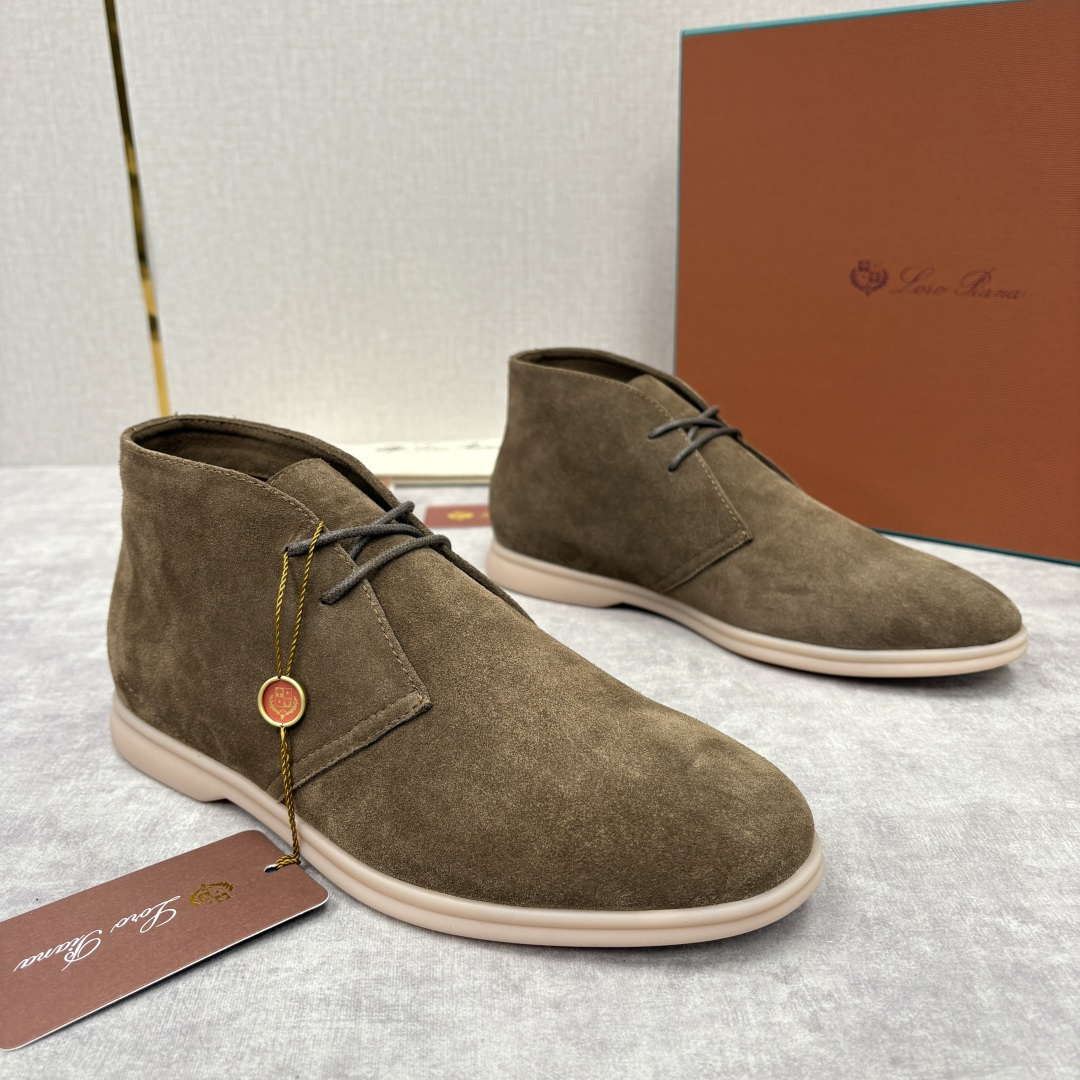 NO:589747,LP's new products are on sale. Loro Pian*'s classic short boots, Desert Boots, are made of pebbled cowhide/high mercerized suede cowhide, 'comfort is welded into the shoe'. The soles are soft and elastic to the touch of cotton, and the texture is non-slip and light. The shoe shape is a 'foot-binding but not squeezing' fit, and it is made of water-dyed cowhide while ensuring comfort. It is very suitable for creating sports and formal looks.  The original molded rubber sole is stamped on the heel and is personalized with the three-dimensional texture of the initials 'LP'. The front upper is threaded by hand. The high and low drop shapes of the lines make the entire shoe simple but not simple!  They are all low-saturated colors that can be worn with your eyes closed - no exaggerated color jumps, but can accurately match all autumn and winter items such as suits, jeans, cashmere pants, etc., and will not go out of style for ten years. It is a classic that combines 'texture, comfort, and durability'. Size39-44 (customized at 38.45.46),,loro piana,loro piana,boots,business suit,cowhide19860909LP 家新品发售 Loro Pian* 诺悠*翩雅 的经典款短靴 沙漠靴 此款沙漠靴系列采用荔枝纹牛皮/高丝光磨砂绒面牛皮革制成,把舒适焊在鞋里”,鞋底是软弹到踩棉花的脚感,纹路防滑又轻便；鞋型是“裹脚但不挤脚”的贴合度,水染牛皮打造 同时确保穿着的舒适.非常适合于打造运动和正装造型. 原版开模橡胶鞋底 后跟压印个性化装饰着 「LP」首字母立体纹理 前部鞋面采用手工穿线而成 线条的高低落差造型 使得整个鞋子简约而不简单 ！ 全是“闭眼搭不翻车”的低饱和色系——没有浮夸跳色,却能精准适配西装、牛仔、羊绒裤等所有秋冬单品,穿十年都不会过时.是把“质感、舒适、耐看”揉在一起的经典. Size39-44（38.45.46定做）,,loro piana,loro piana,boots,business suit,cowhide,Men's shoes