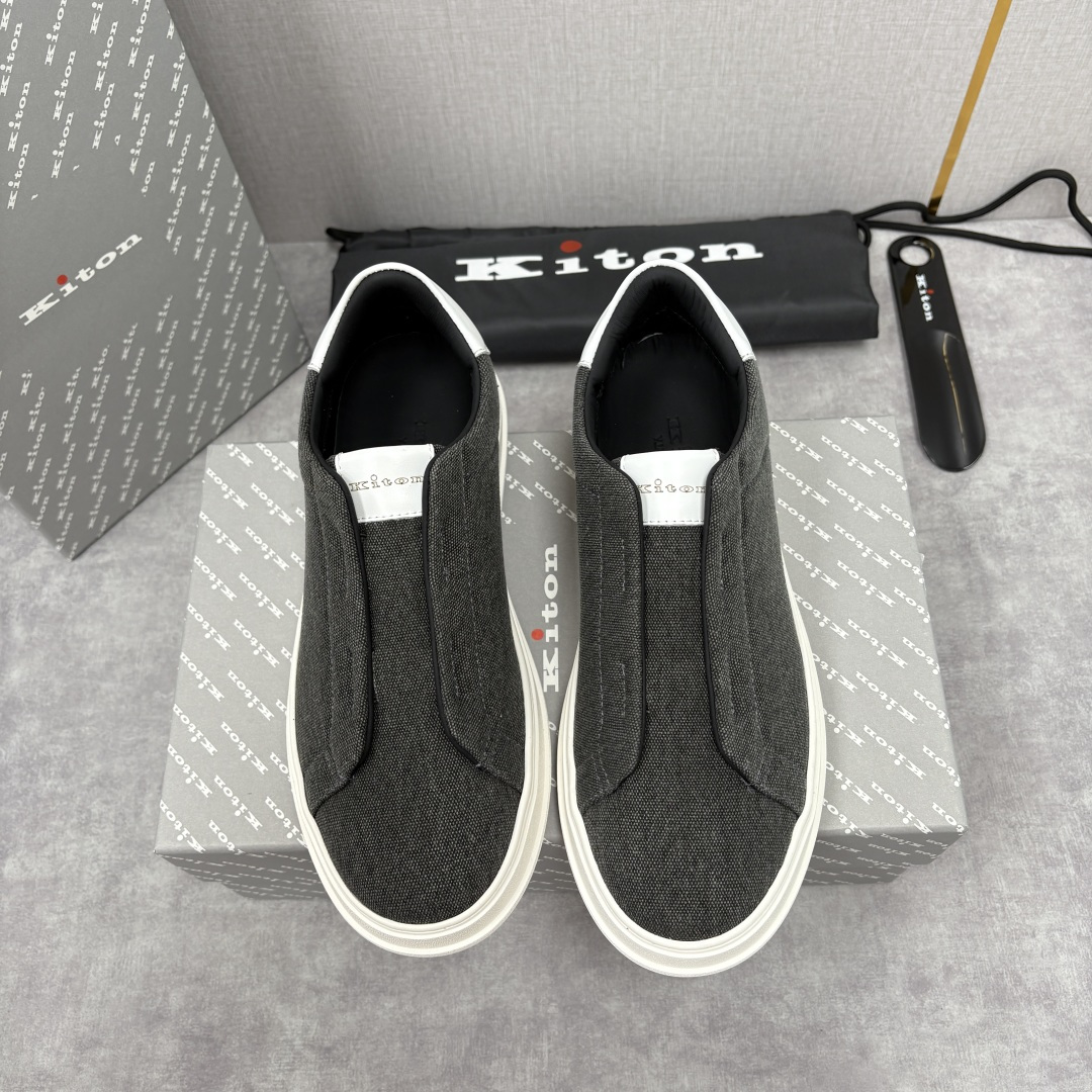 💋💍 Kito*n 新品 男士拼色厚底休闲鞋 鞋面采用牛仔布拼牛皮，小牛皮挺括有型且光泽温润。两种材质均