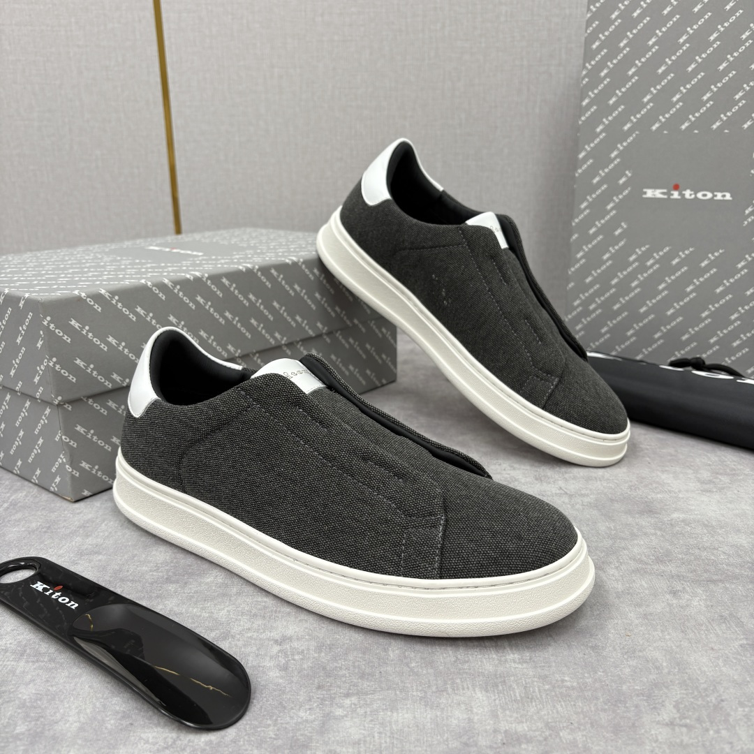 💋💍 Kito*n 新品 男士拼色厚底休闲鞋 鞋面采用牛仔布拼牛皮，小牛皮挺括有型且光泽温润。两种材质均