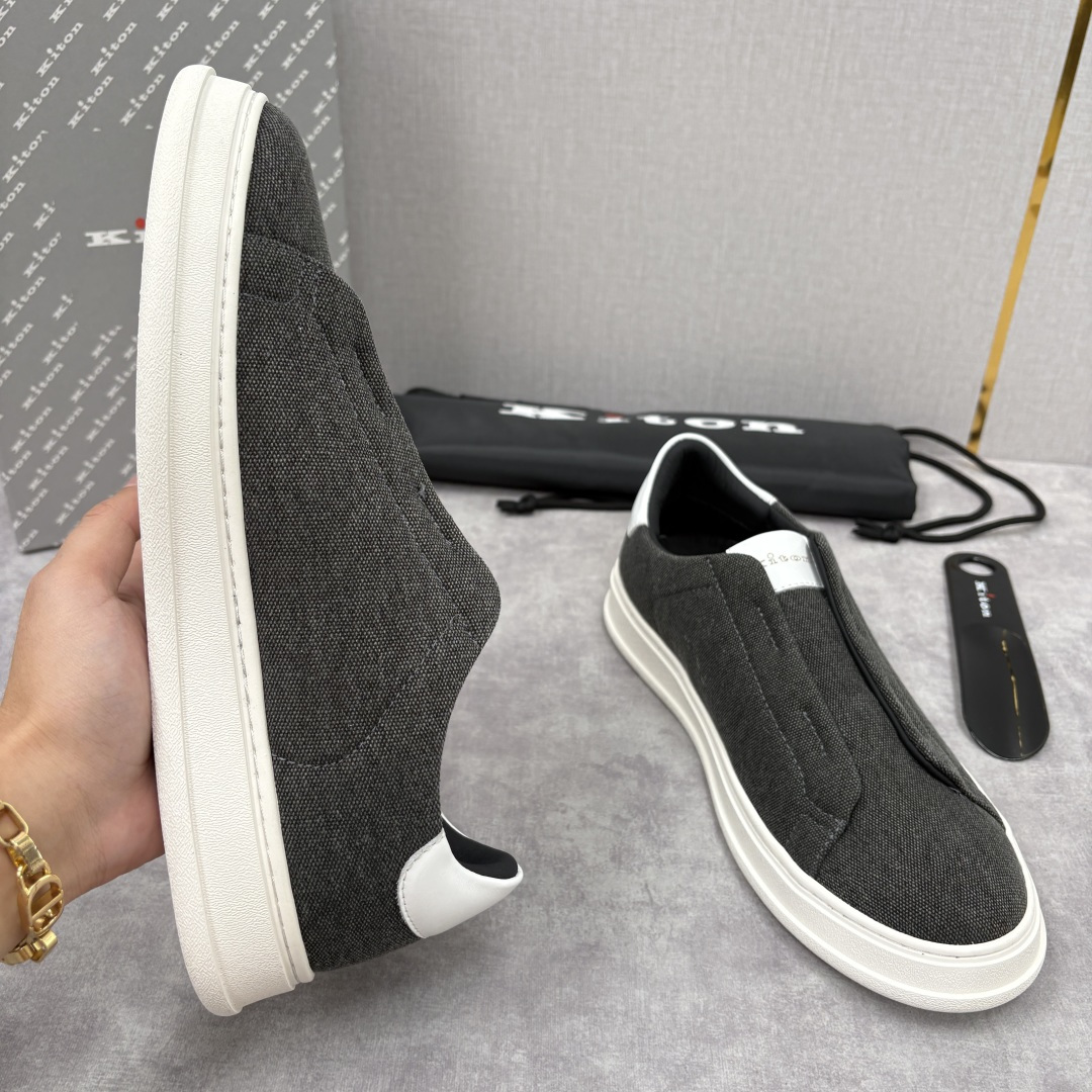 💋💍 Kito*n 新品 男士拼色厚底休闲鞋 鞋面采用牛仔布拼牛皮，小牛皮挺括有型且光泽温润。两种材质均