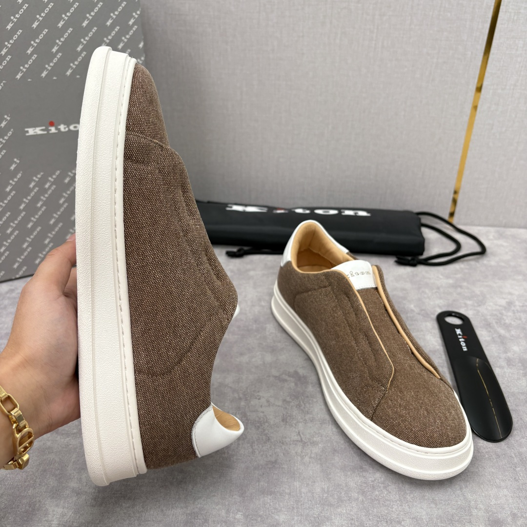 💋💍 Kito*n 新品 男士拼色厚底休闲鞋 鞋面采用牛仔布拼牛皮，小牛皮挺括有型且光泽温润。两种材质均