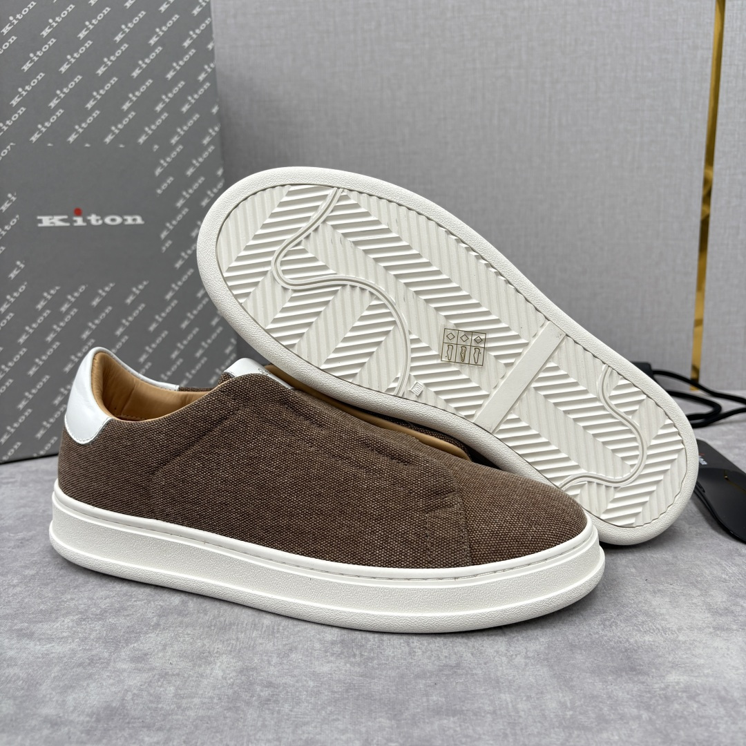 💋💍 Kito*n 新品 男士拼色厚底休闲鞋 鞋面采用牛仔布拼牛皮，小牛皮挺括有型且光泽温润。两种材质均