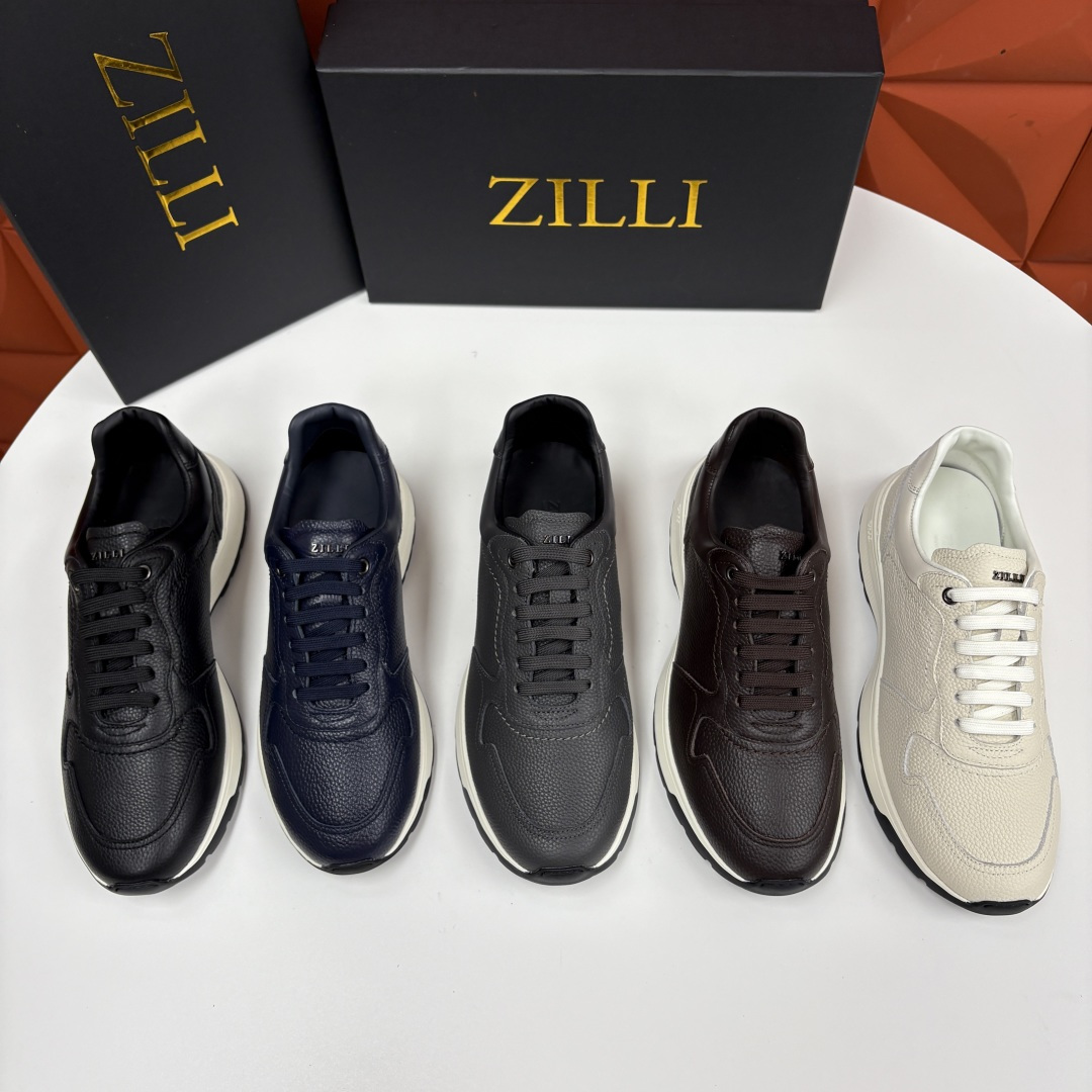 NO:604960,ZL's new product Zill* is a French luxury men's brand founded in 1970. Men's casual sports shoes with stitching decoration. When French luxury meets Italian craftsmanship, ZILLI's shoes continue the brand's high requirements for materials and craftsmanship. They are luxury casual shoes with both texture and comfort. The upper is made of fine grained cowhide, which is soft to the touch and has a crisp texture!  The use of fully hand-made fine stitching, even and tight stitching, not only strengthens the structure of the shoe body, but also visually presents a neat and elegant sense of line. The tongue is decorated with metal brand logo buckles. The ZILL* brand logo on the side and sole is low-key but highly recognizable, and is a hidden medal of luxury taste. The lining and foot pads are made of water-dyed calfskin, which is comfortable and skin-friendly. X* Extralight rubber EVA lightweight non-slip grip sole  , the geometric pattern has both excellent grip and wear resistance, and can stably fit the ground when walking; the shoe shape is neat and simple, with a layered thick sole design, which not only retains the lightness and comfort of sports shoes, but also has the sophistication of formal shoes, and can be used for daily commuting or leisure occasions. Whether you are calmly coping in the workplace or casual daily travel, it can become your luxury business card, making every step show style. Multiple colors to choose from!  Standard counter code number 39~44# (customized at 38.45.46) batch, louis vuitton, sneakers, cowhide19860909ZL家新品 Zill* 兹-利 是1970创立的法国奢侈男装品牌缝线装饰男士休闲运动鞋 当法式奢华邂逅意式匠心,ZILLI这款鞋延续了品牌对材质和工艺的高要求,属于兼具质感与舒适的奢侈休闲鞋款.鞋面选用细腻的粒面牛皮打造,触感柔软又有挺括的质感！采用全手工精细缝线,针脚均匀且紧密,不仅加固了鞋身结构,更在视觉上呈现出工整雅致的线条感,鞋舌饰以金属品牌 logo 粒扣饰.鞋侧与鞋底的ZILL*品牌标识,低调却极具辨识度,是奢华品味的隐性勋章.内里及垫脚水染小牛皮打造 舒适亲肤 .X * Extralight 橡胶 EVA 轻质防滑抓地鞋底 ,几何纹路兼具出色的抓地力与耐磨性,行走时能稳定贴合地面；鞋型利落简洁,搭配层次分明的厚底设计,既保留了运动鞋的轻便舒适,又有正装鞋的精致感,日常通勤或休闲场合都能驾驭.无论是职场的从容应对,还是日常的随性出行,它都能成为你足下的奢华名片,让每一步都尽显格调.多色选！ 标准专柜码数39～44#（38.45.46定做） 批,,louis vuitton,sneakers,cowhide,Men's shoes