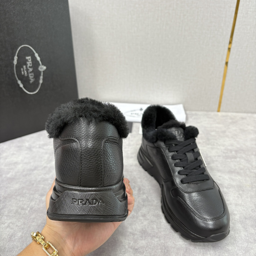 💋💍P家 Prad* 普拉-达 新品羊毛休闲运动鞋 兼顾保暖与品牌格调，是秋冬的实用型质感单品 官方 1