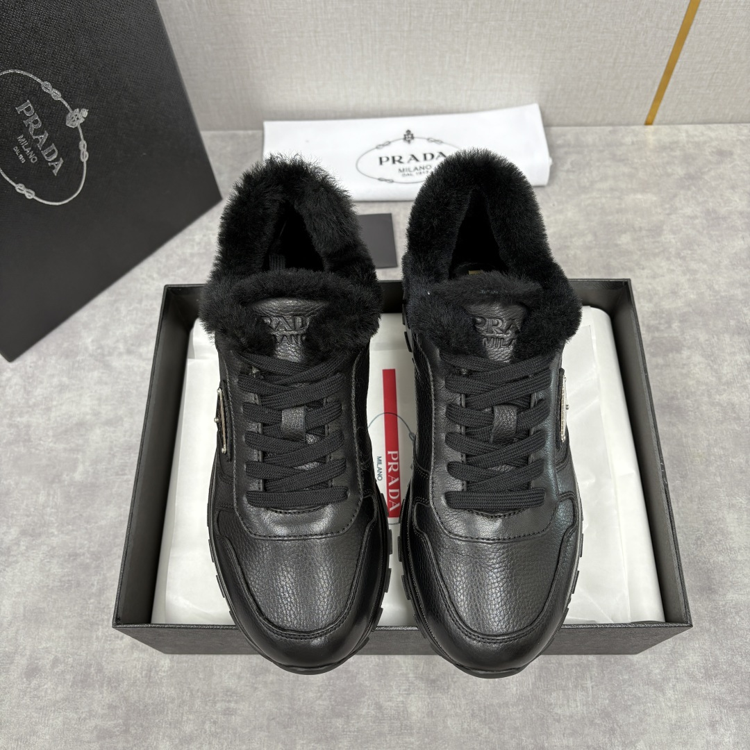 💋💍P家 Prad* 普拉-达 新品羊毛休闲运动鞋 兼顾保暖与品牌格调，是秋冬的实用型质感单品 官方 1
