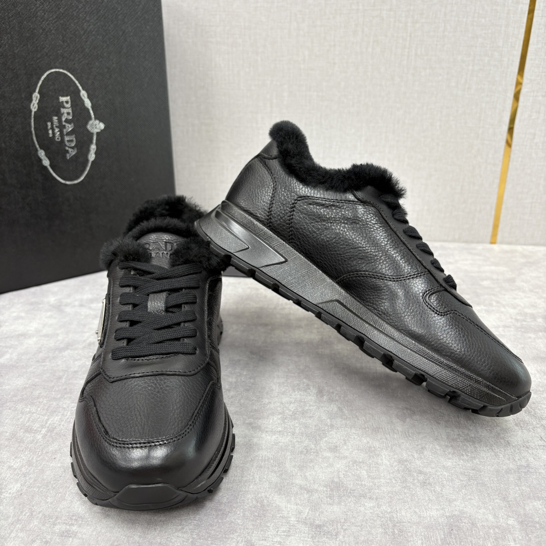 💋💍P家 Prad* 普拉-达 新品羊毛休闲运动鞋 兼顾保暖与品牌格调，是秋冬的实用型质感单品 官方 1
