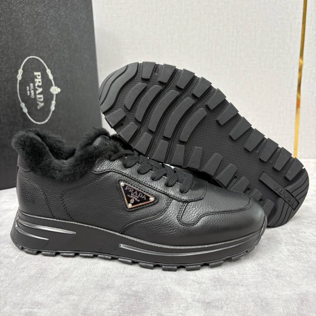 💋💍P家 Prad* 普拉-达 新品羊毛休闲运动鞋 兼顾保暖与品牌格调，是秋冬的实用型质感单品 官方 1