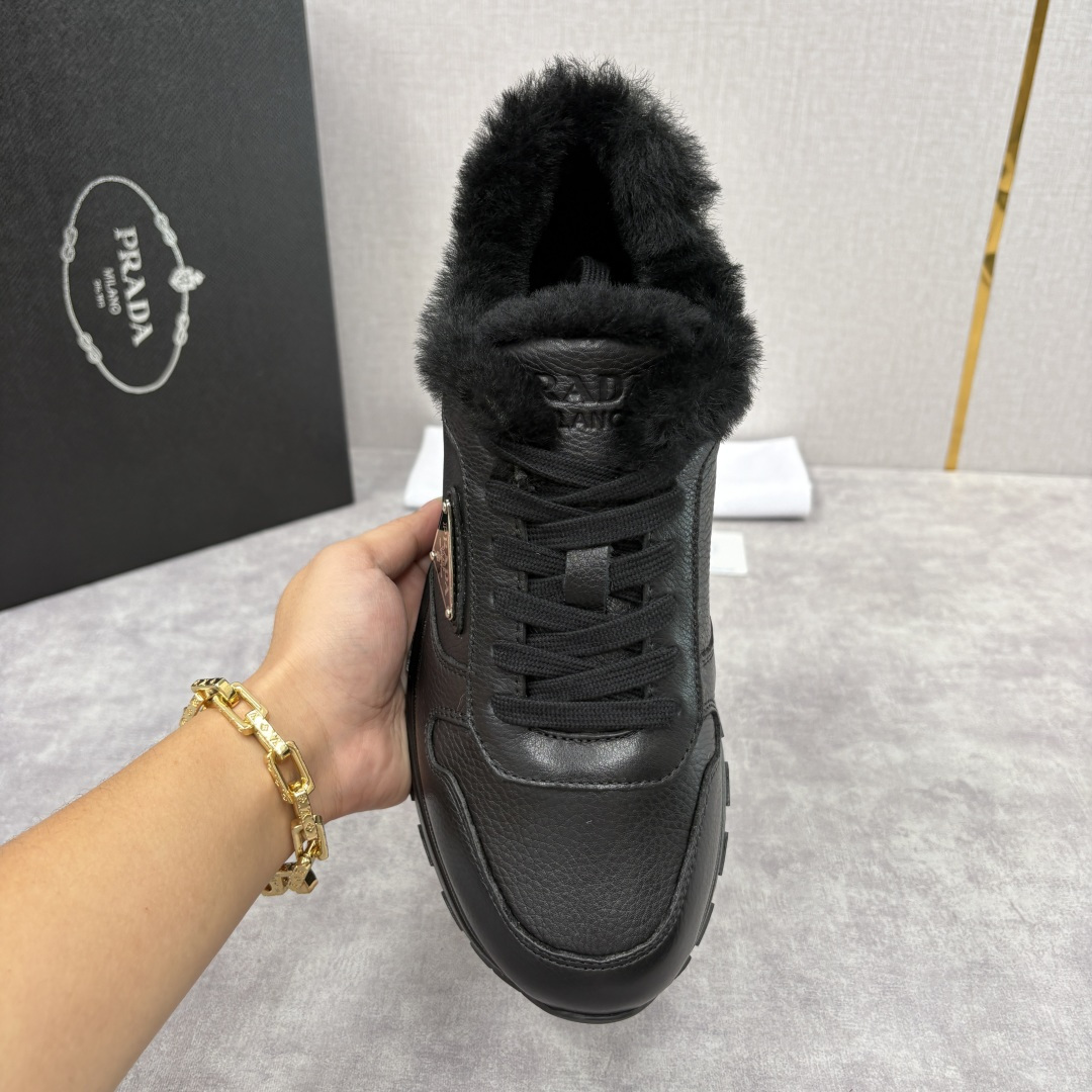💋💍P家 Prad* 普拉-达 新品羊毛休闲运动鞋 兼顾保暖与品牌格调，是秋冬的实用型质感单品 官方 1